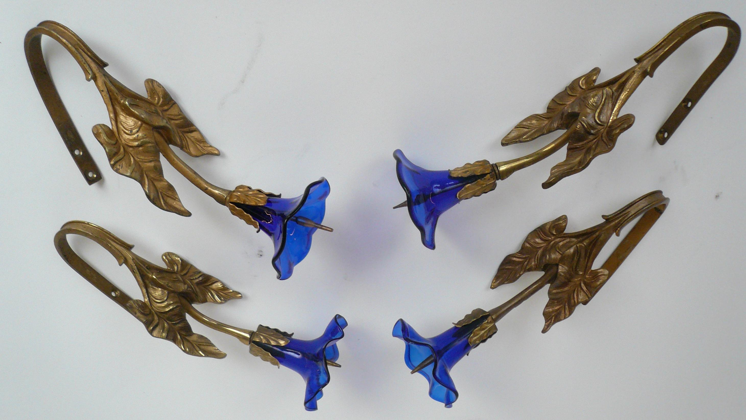 Dieser seltene Satz von vier englischen viktorianischen Vorhanghalterungen zeigt mundgeblasene blaue Glasblumen und naturalistische Blätter aus Messingguss.