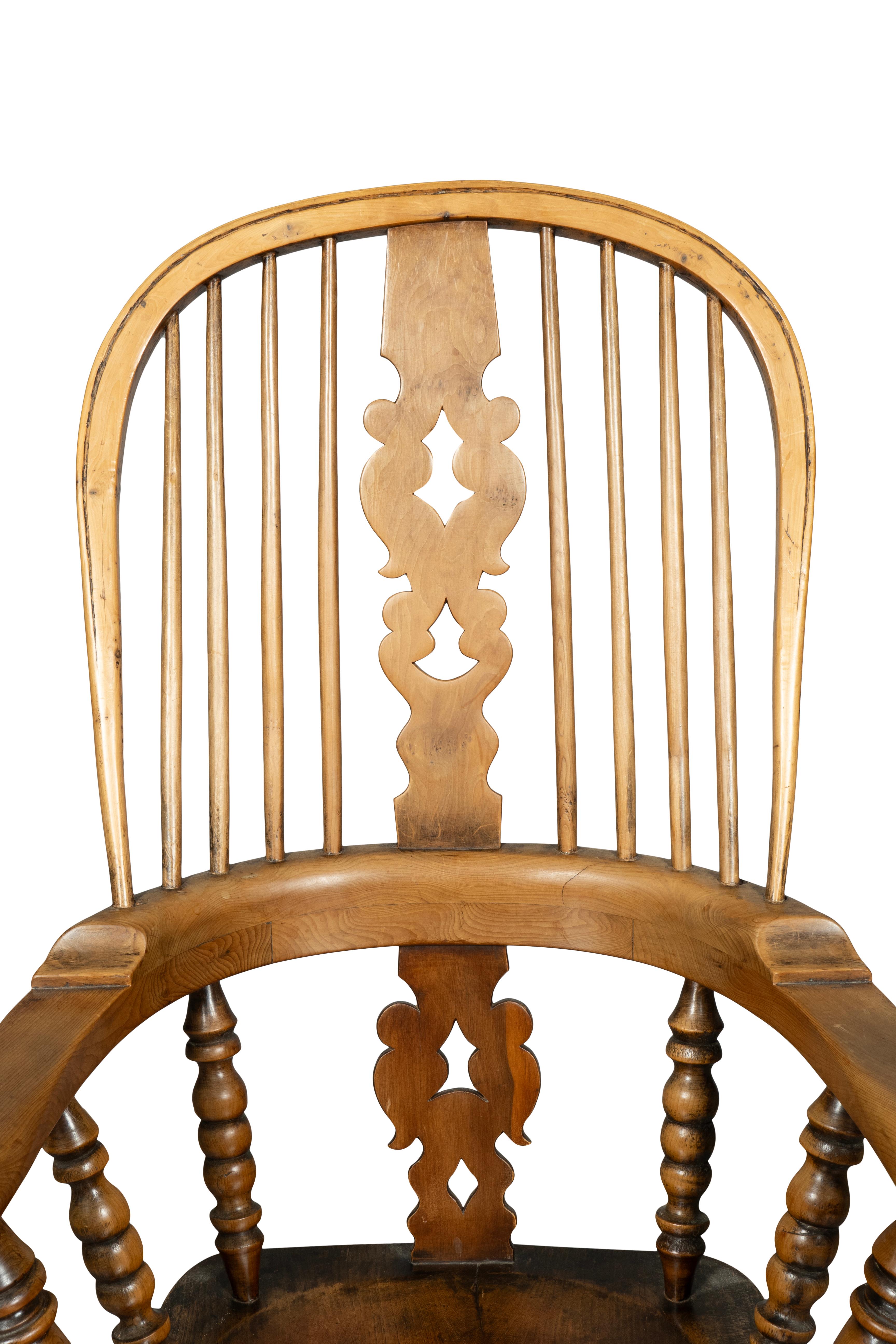 Satz von vier englischen Windsor-Sesseln aus Eibenholz im Angebot 4