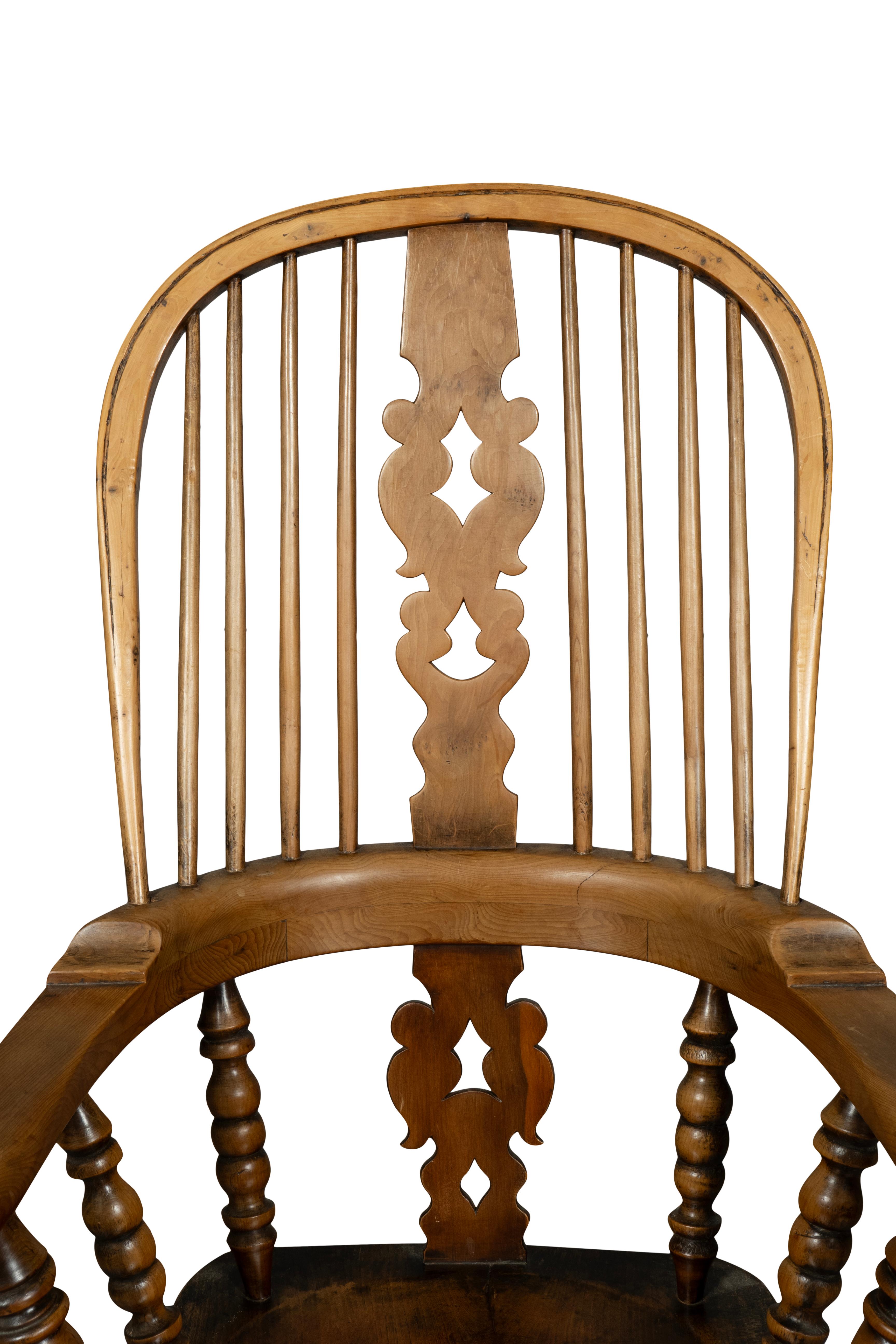 Satz von vier englischen Windsor-Sesseln aus Eibenholz im Angebot 5