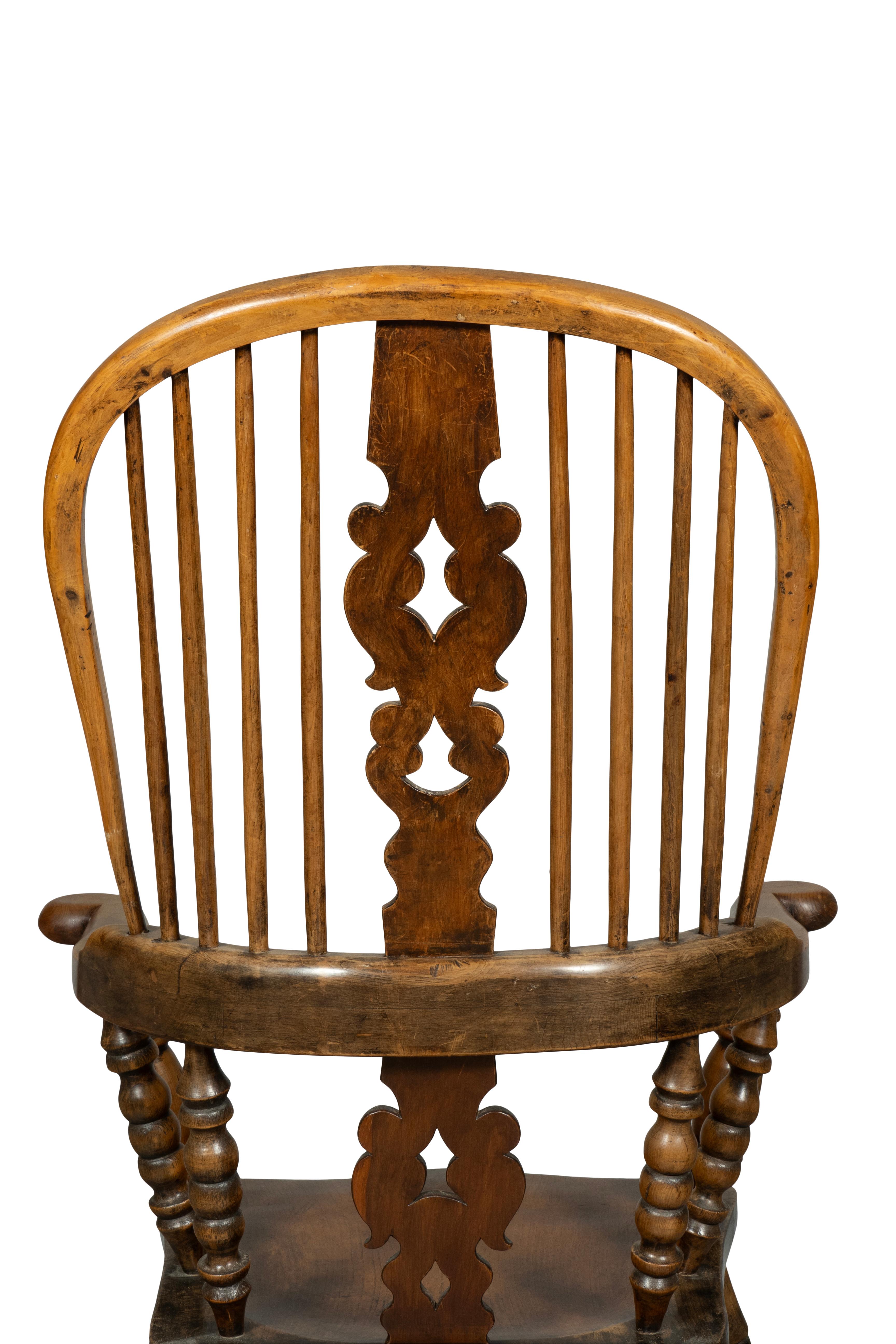 Satz von vier englischen Windsor-Sesseln aus Eibenholz im Angebot 8