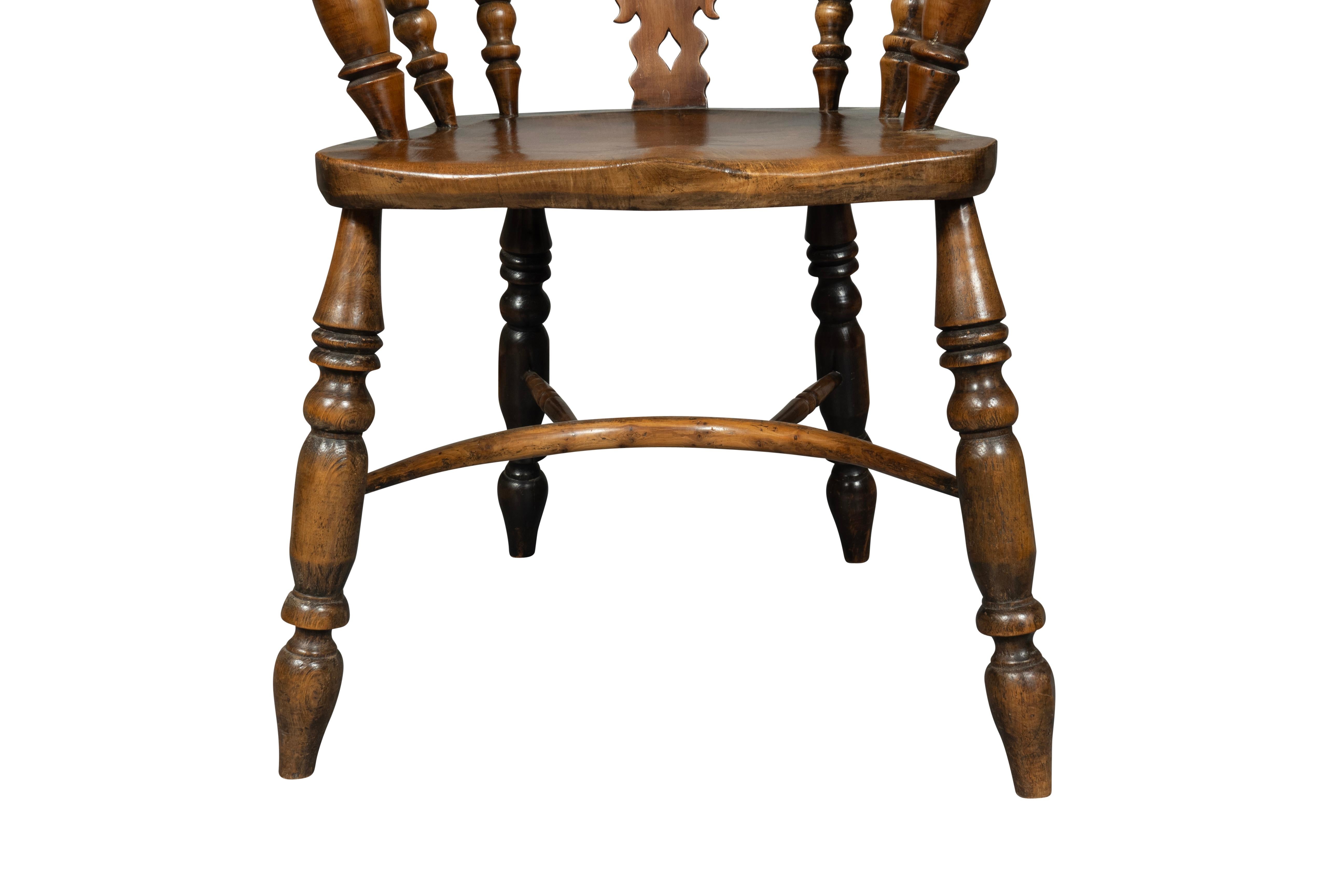 Satz von vier englischen Windsor-Sesseln aus Eibenholz im Angebot 2
