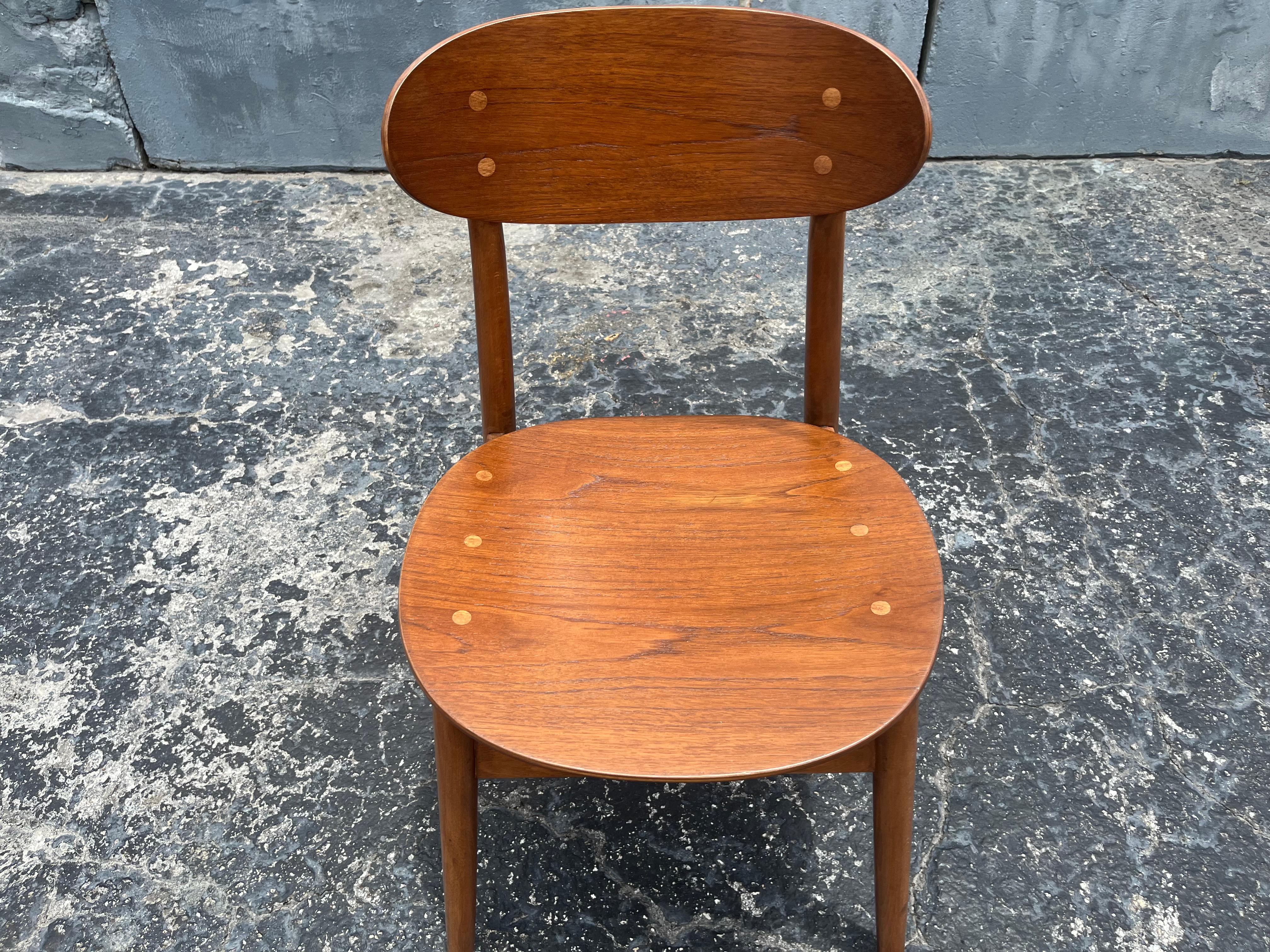 Conjunto de cuatro sillas 