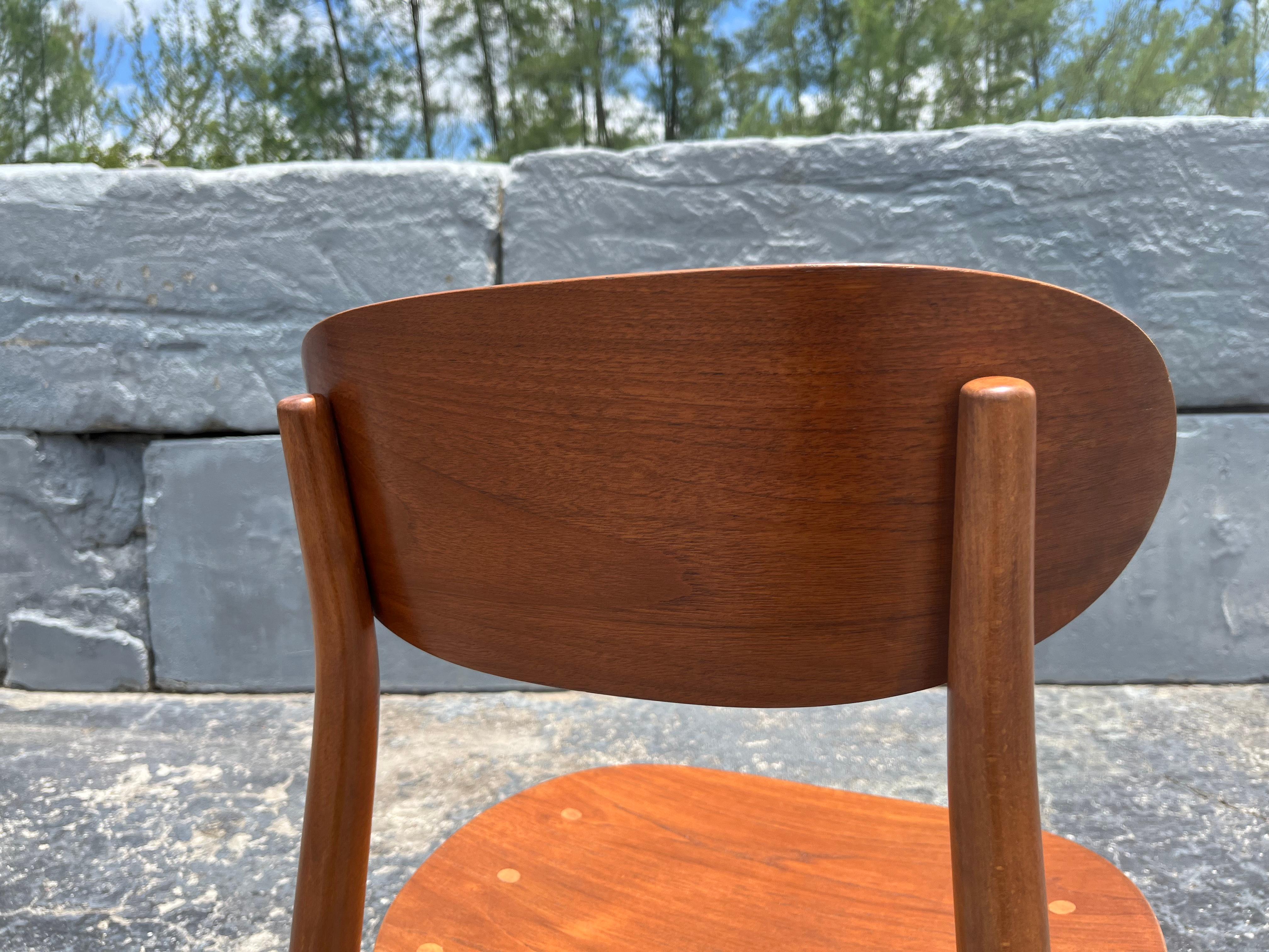 Conjunto de cuatro sillas 