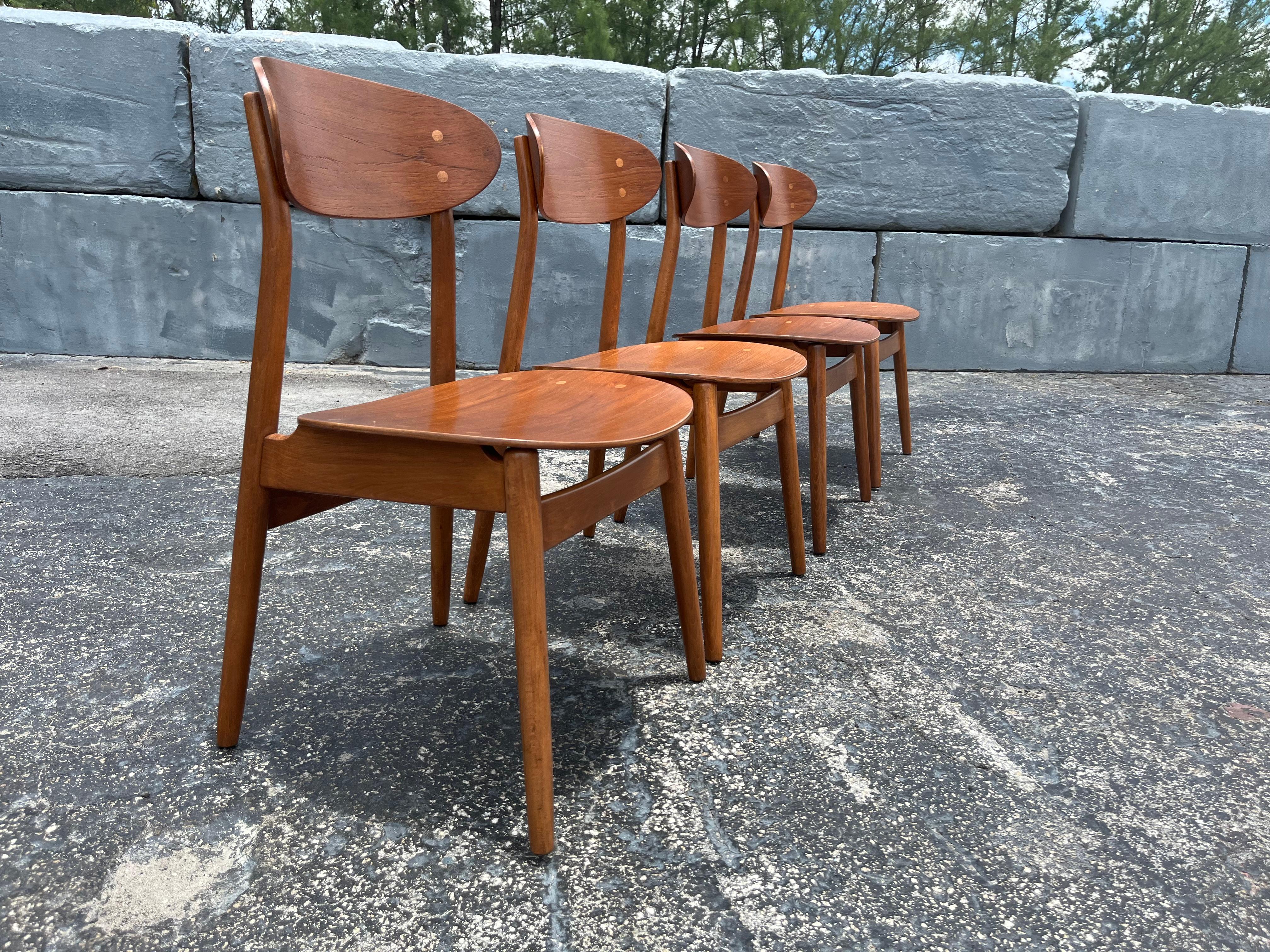 Conjunto de cuatro sillas 