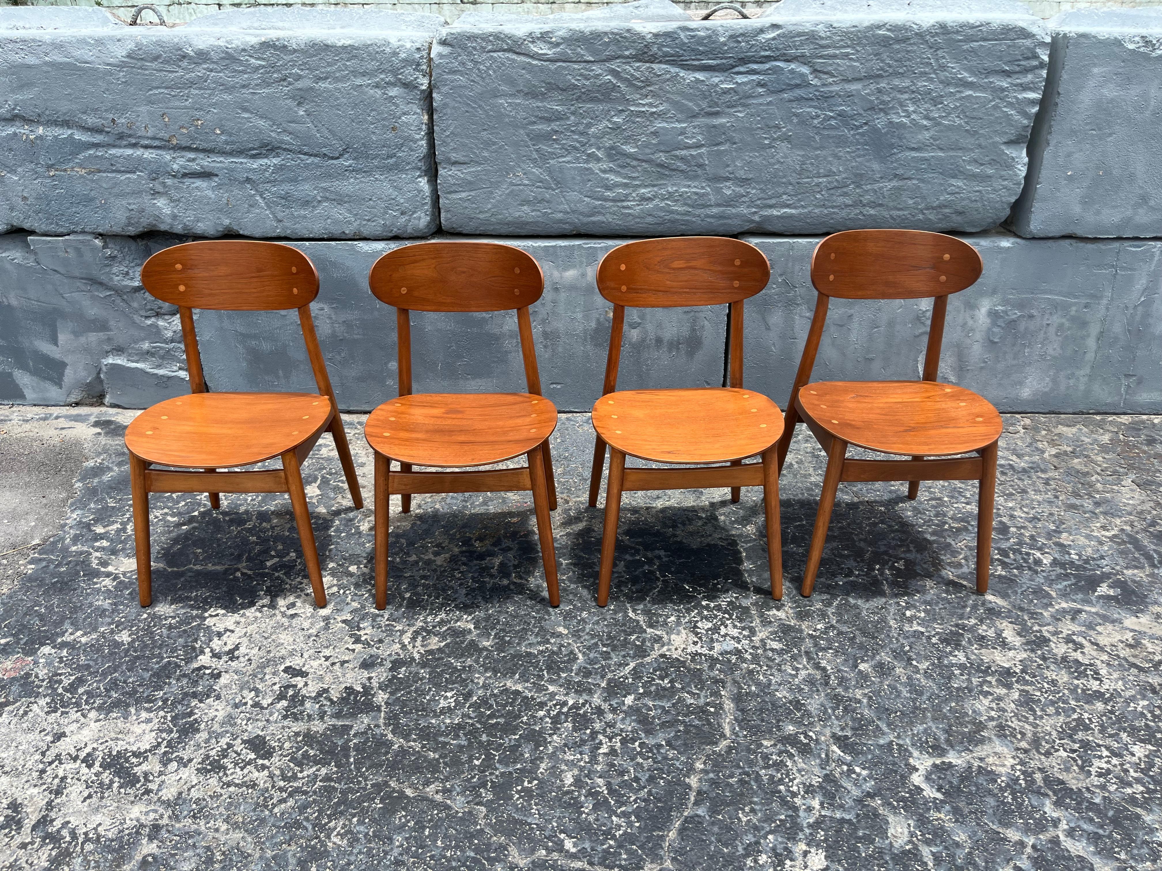 Conjunto de cuatro sillas 