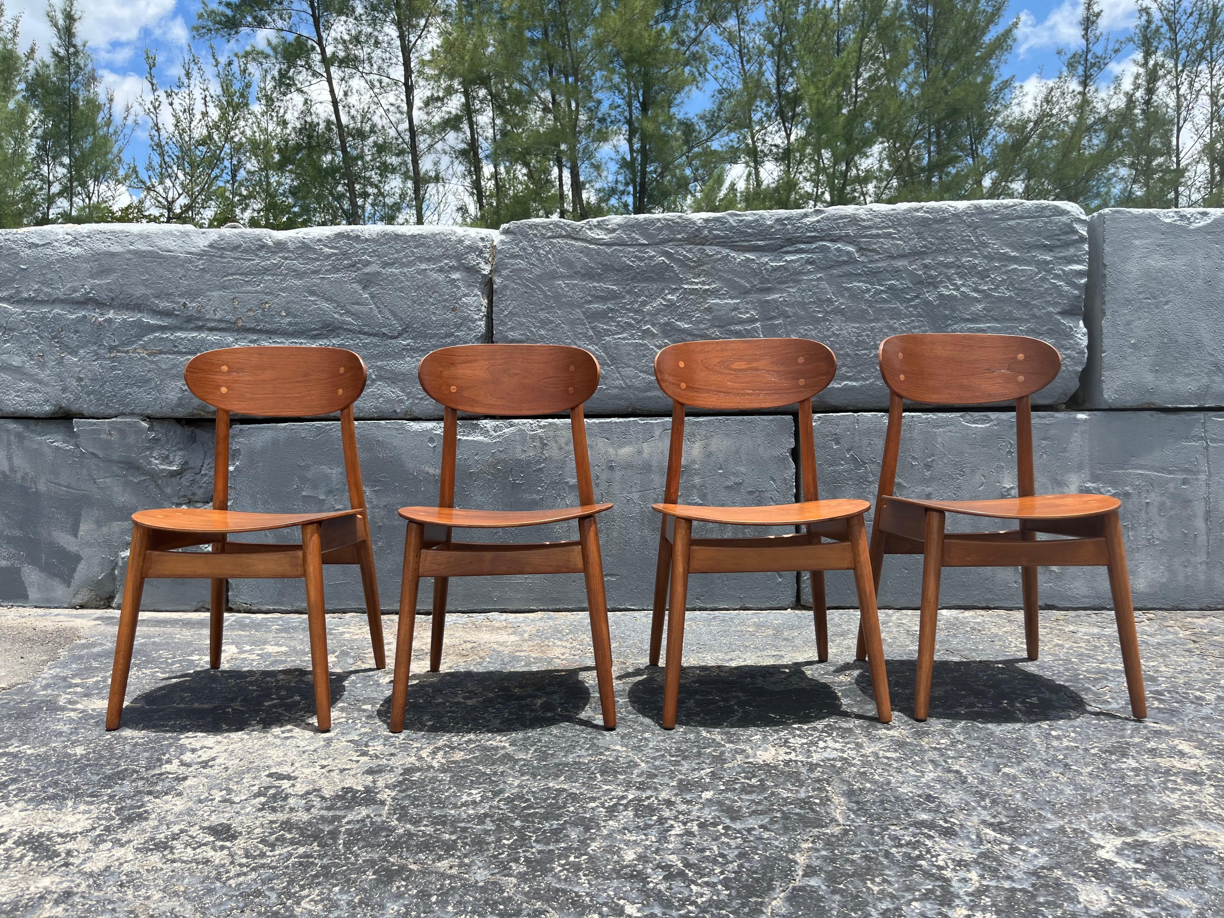 Conjunto de cuatro sillas 