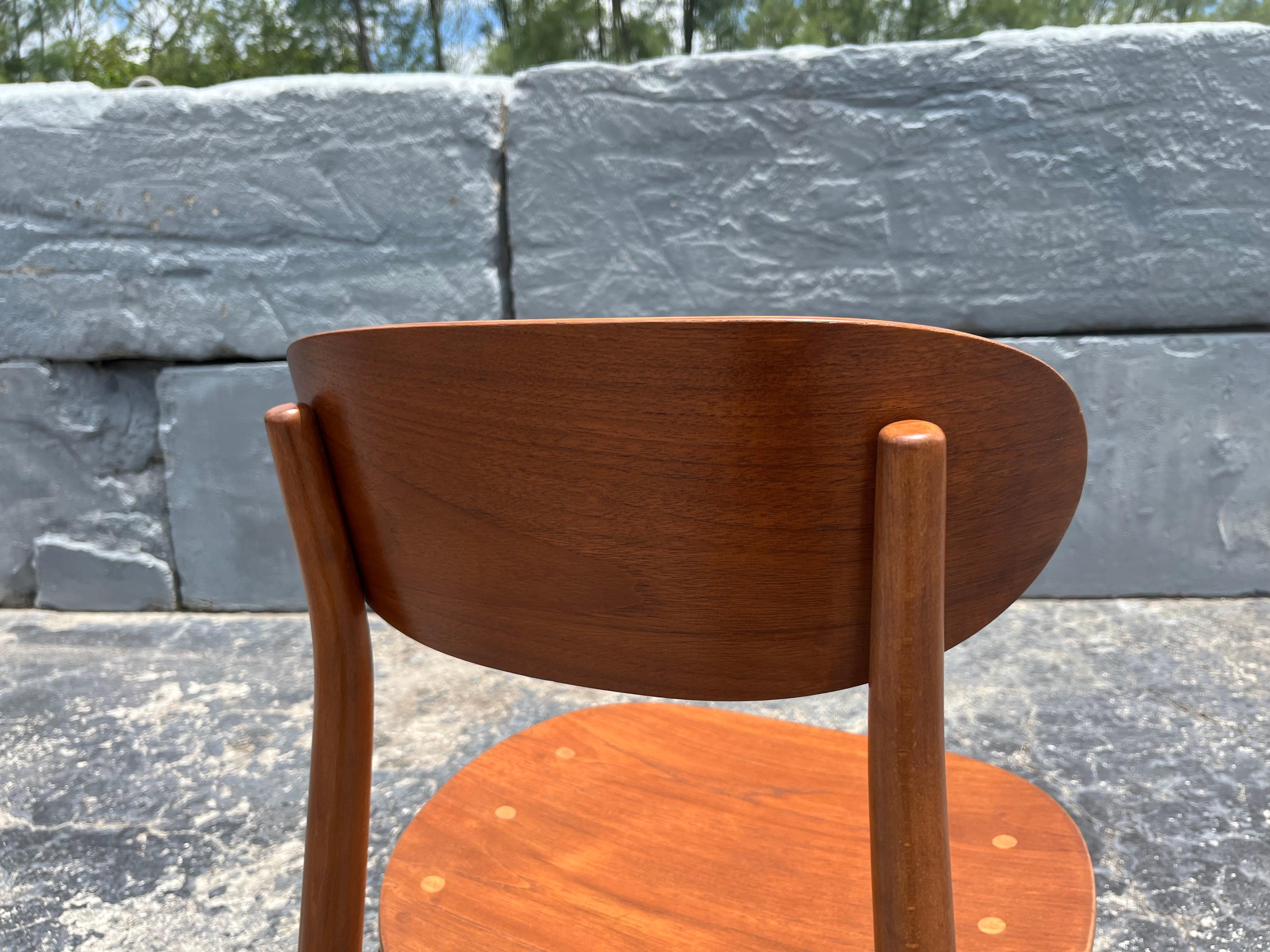 Conjunto de cuatro sillas 