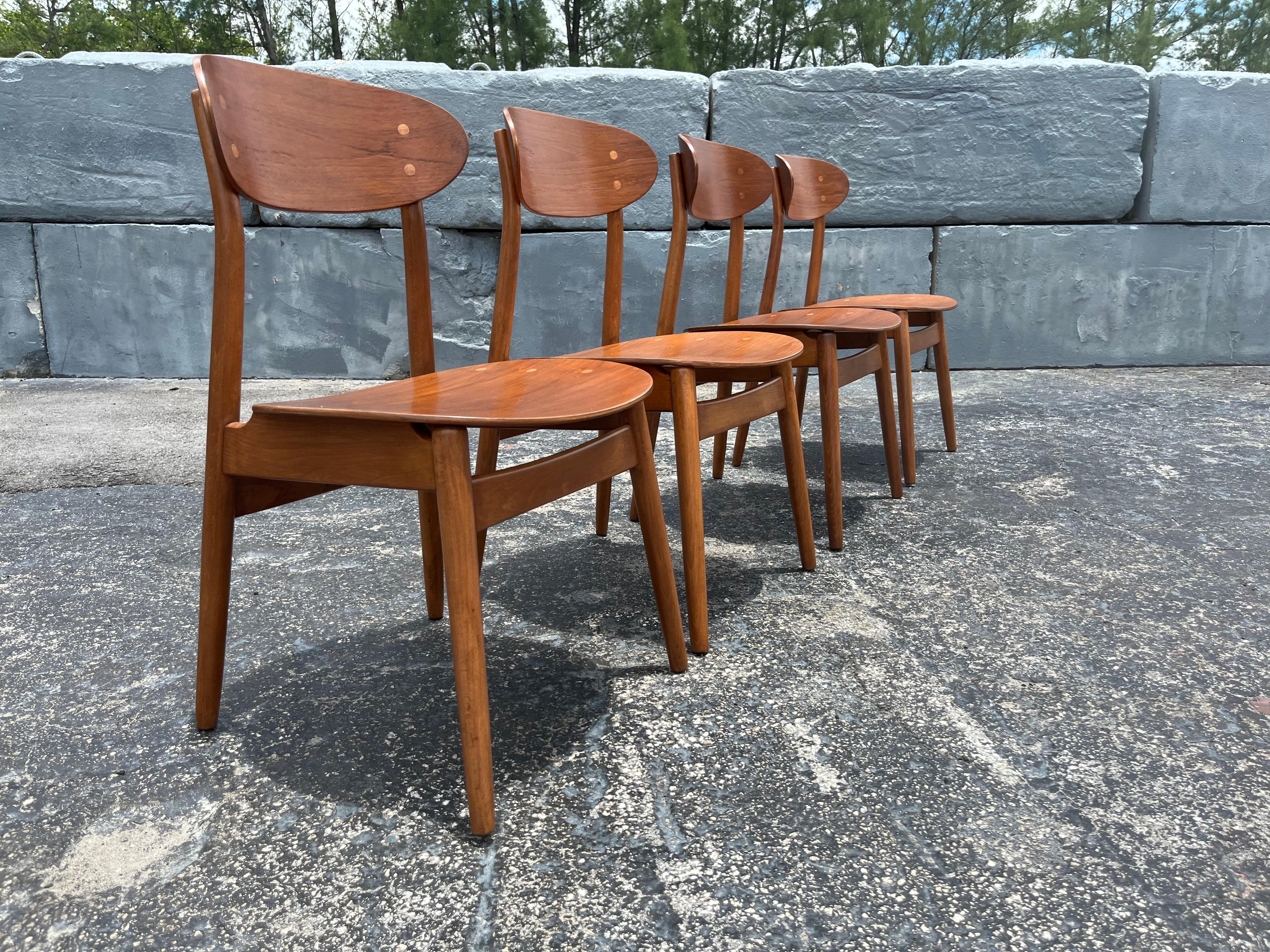Conjunto de cuatro sillas 