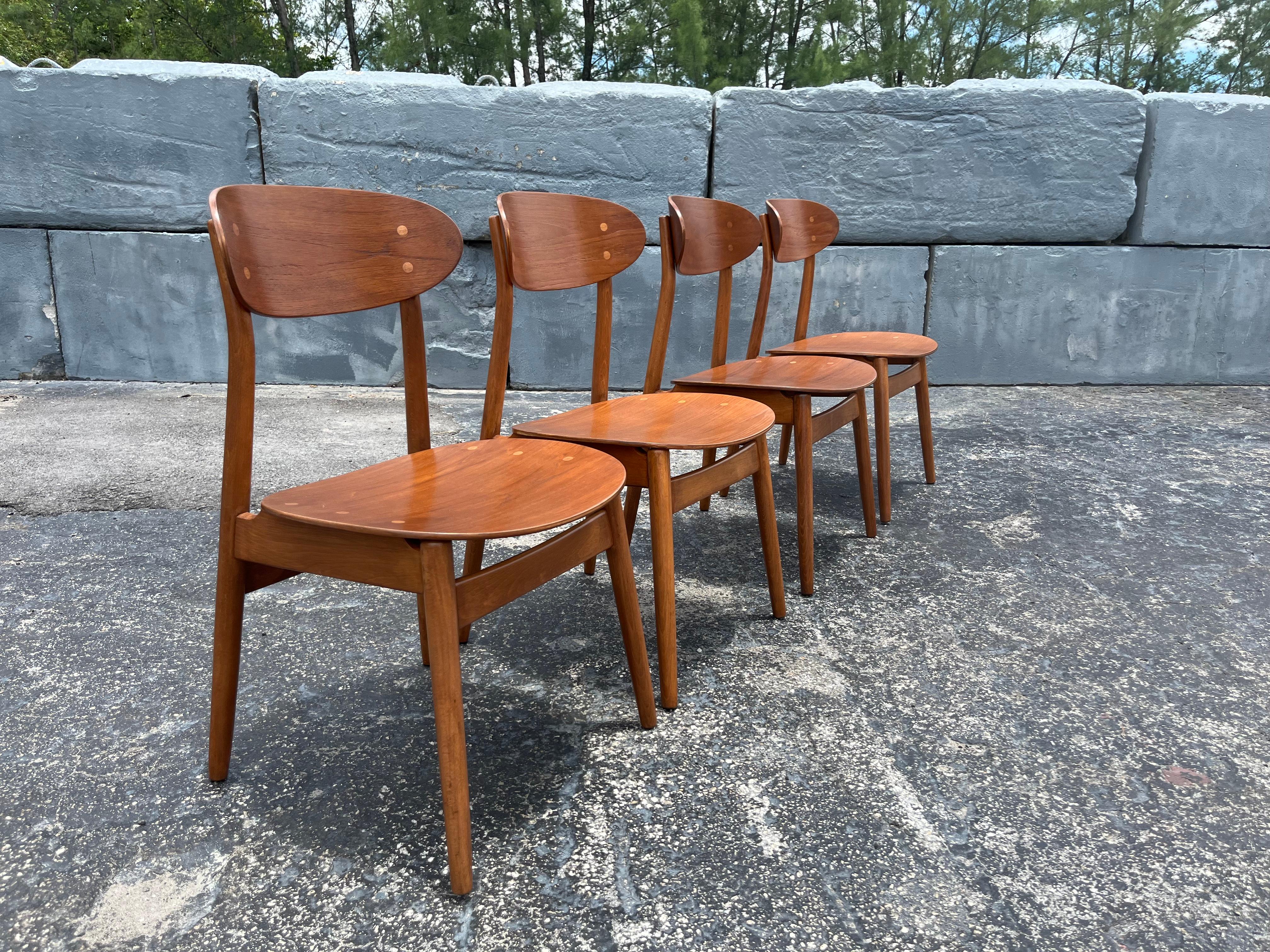 Conjunto de cuatro sillas 