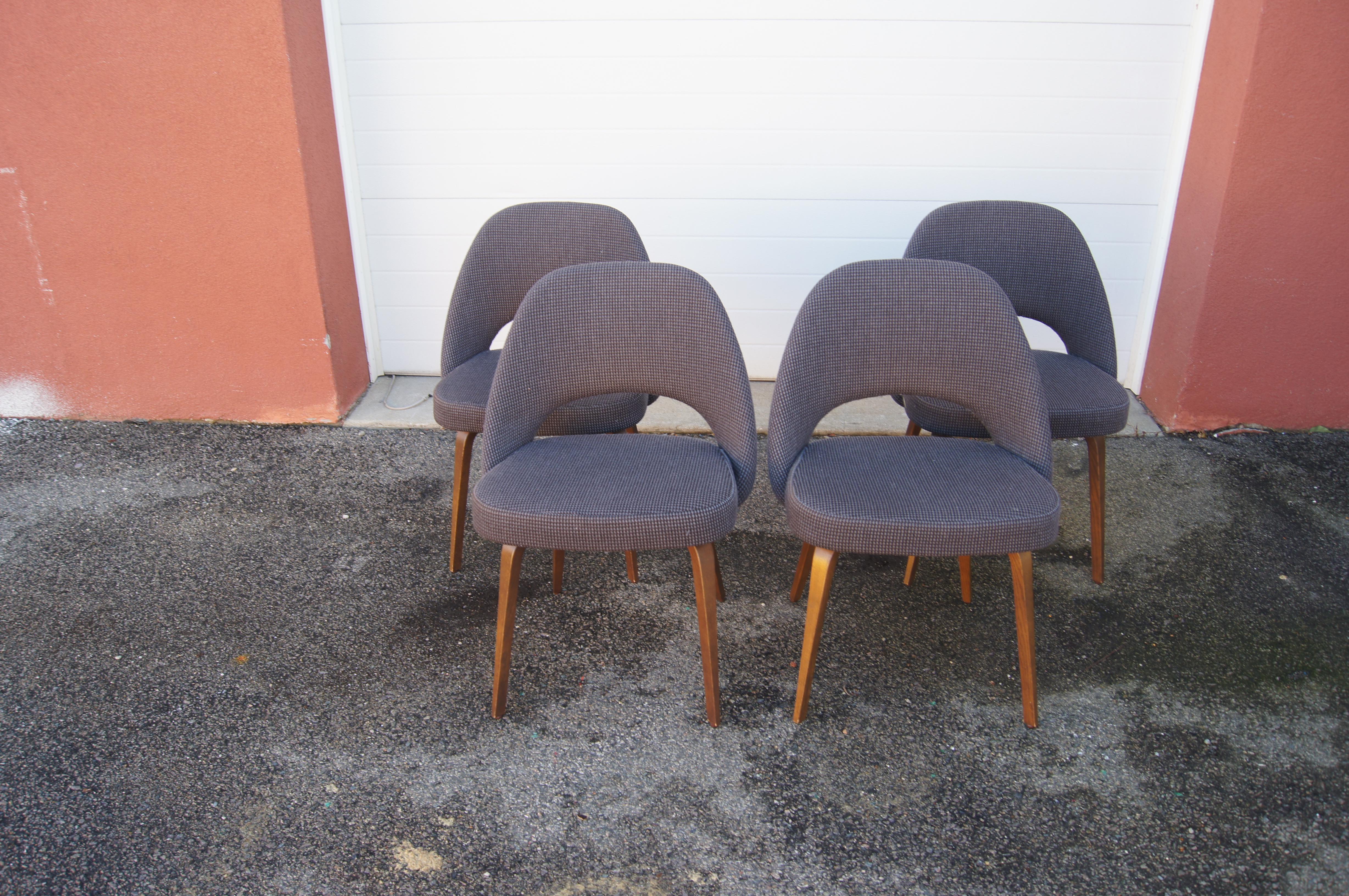 Designed by Eero Saarinen and introduced by Knoll in 1950, the now-classic executive side chair, model 72, has an organic, sculptural form and a comfortable seat that equally suits a dining room as it does a conference room. This set of four, a