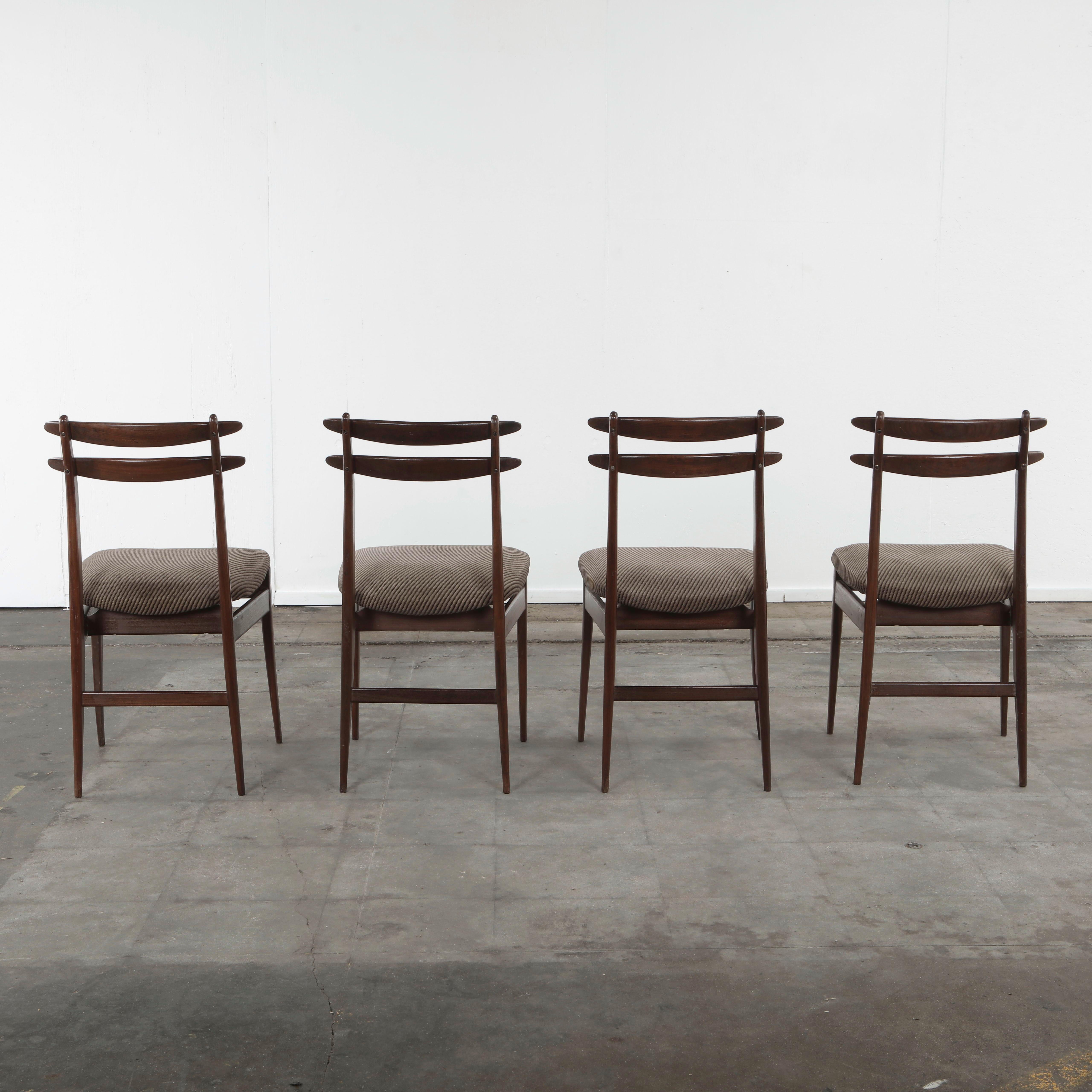Set of Four Fabric and Wood Chairs in the style of Helge Sibast, Italy, 1960s Moderno en venta