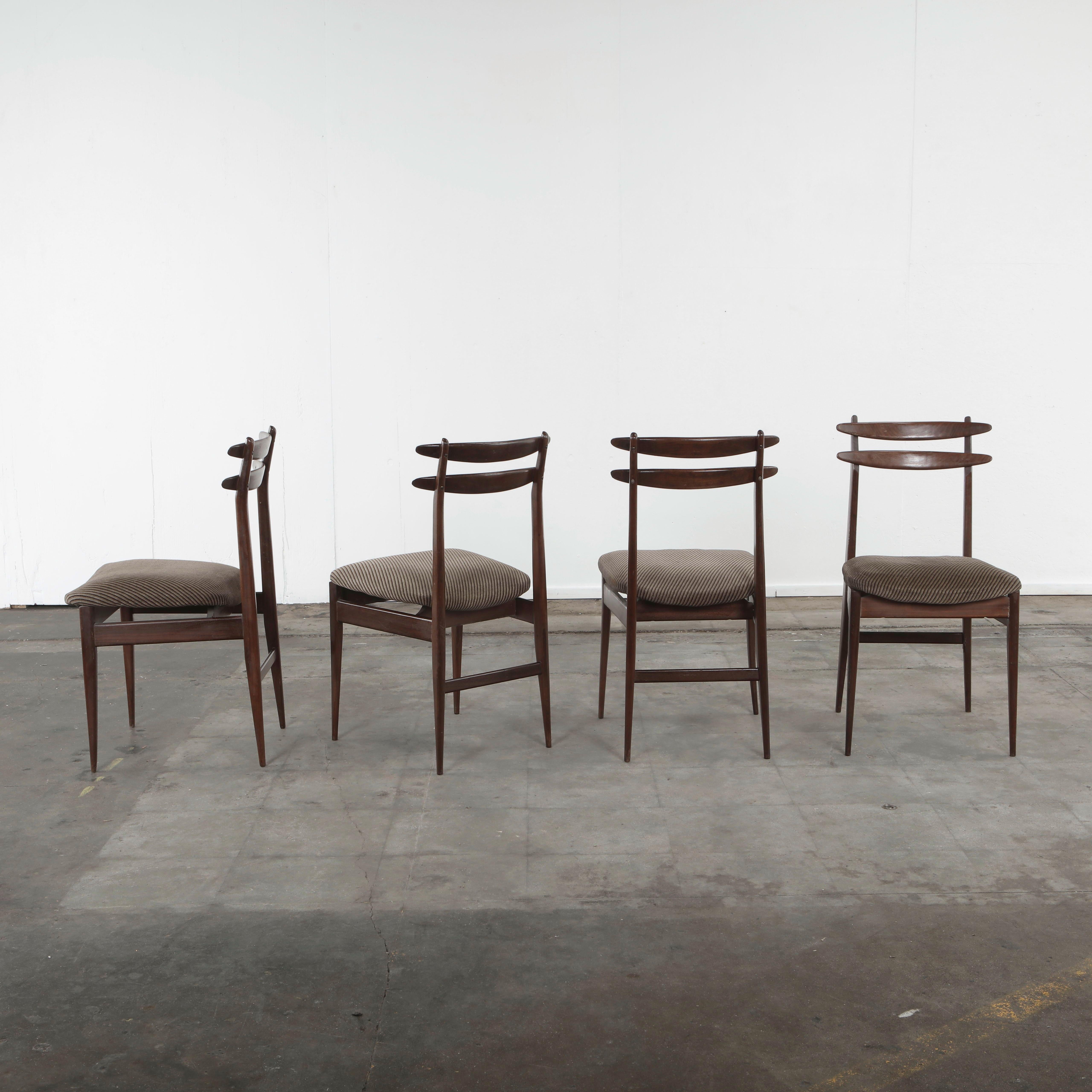 Set of Four Fabric and Wood Chairs in the style of Helge Sibast, Italy, 1960s Italiano en venta