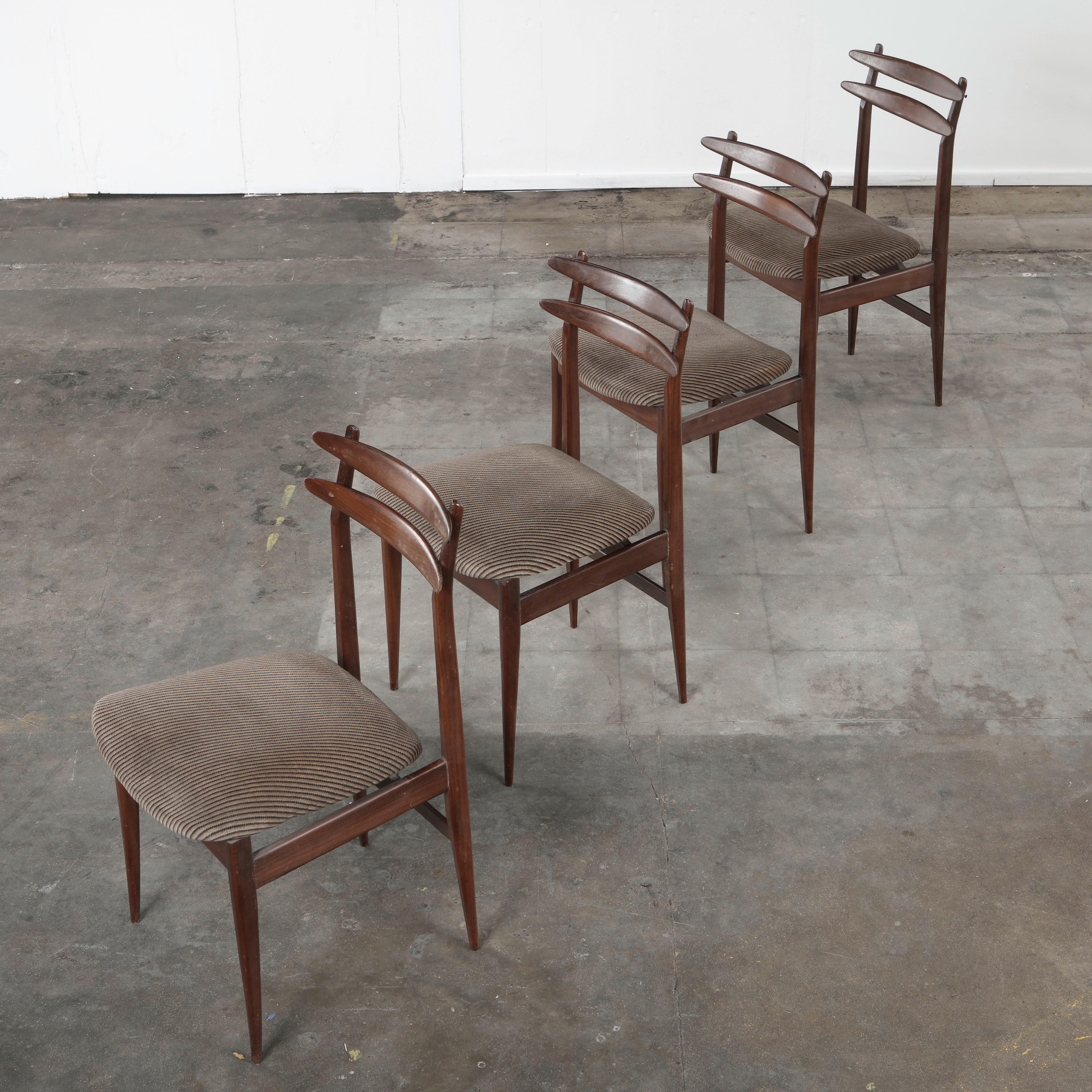 Set of Four Fabric and Wood Chairs in the style of Helge Sibast, Italy, 1960s en Bueno estado para la venta en Los Angeles, CA
