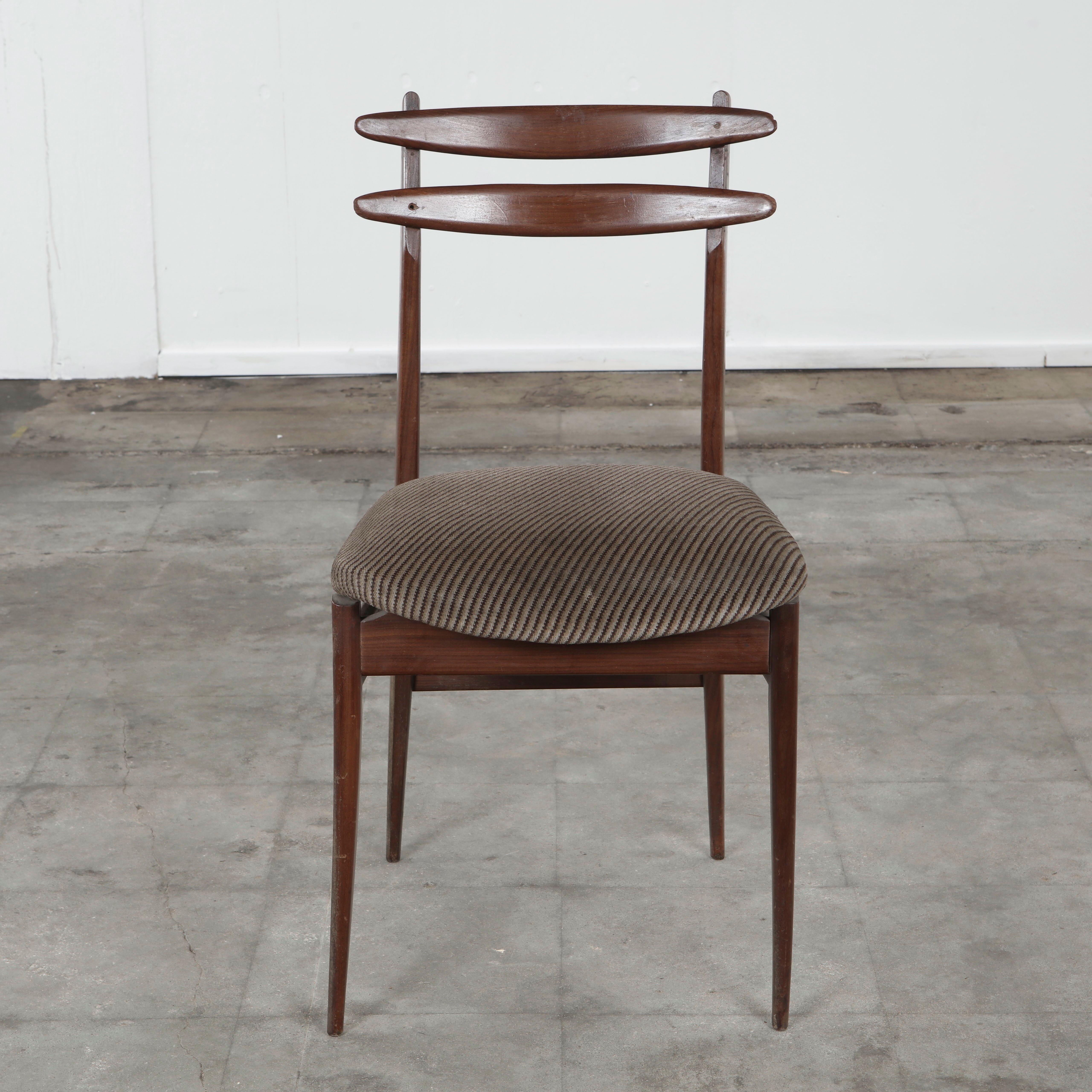 Set of Four Fabric and Wood Chairs in the style of Helge Sibast, Italy, 1960s mediados del siglo XX en venta