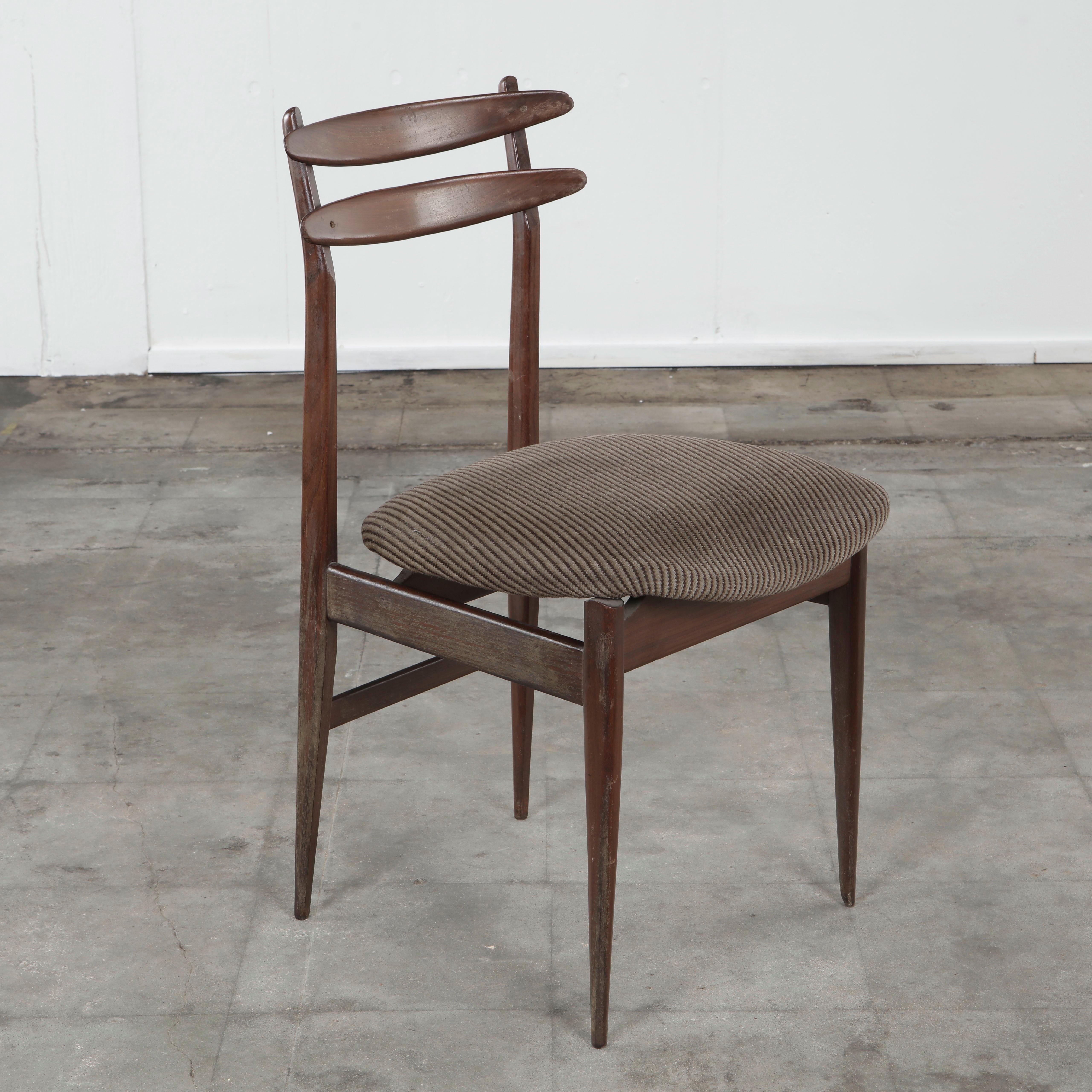 Set of Four Fabric and Wood Chairs in the style of Helge Sibast, Italy, 1960s Madera en venta