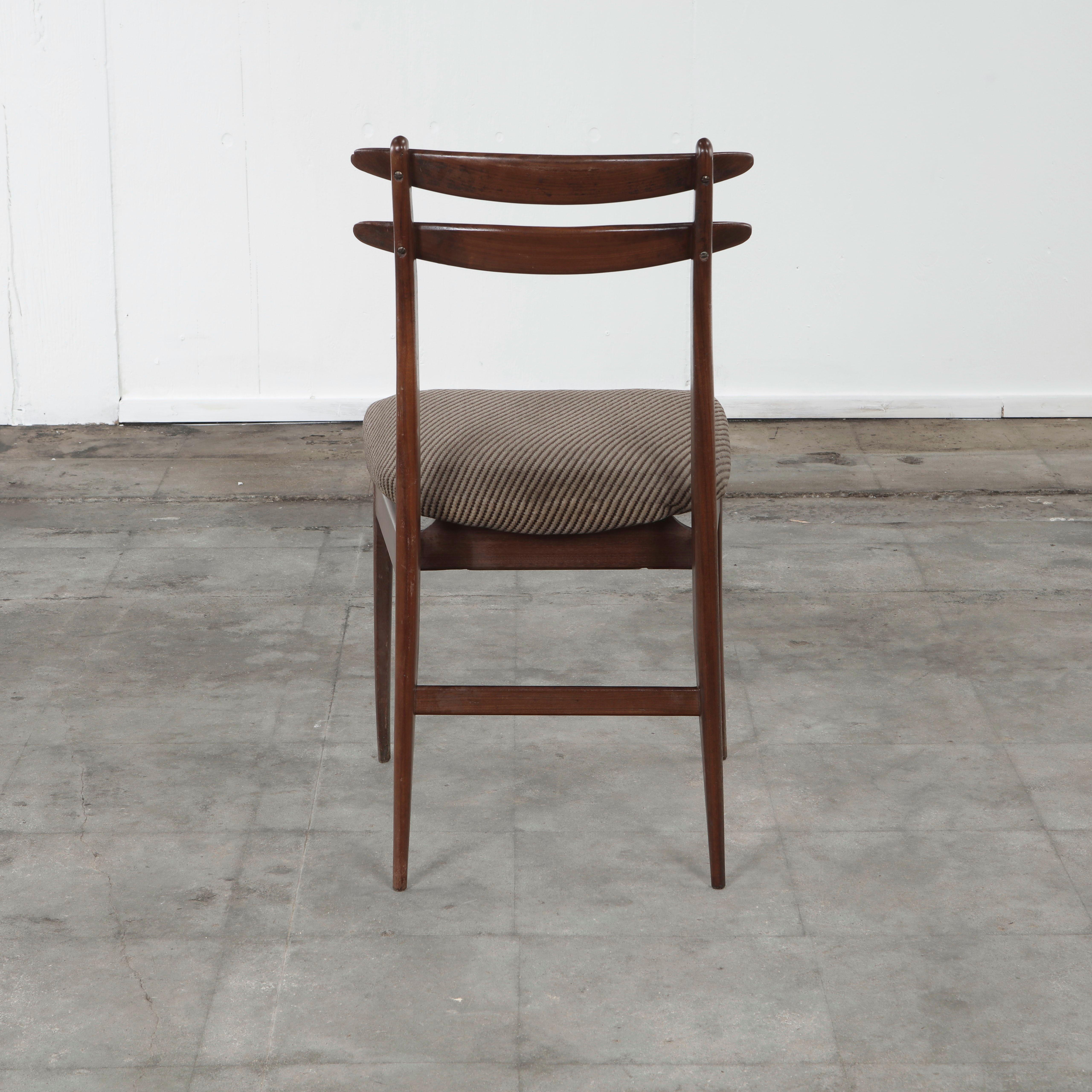 Set of Four Fabric and Wood Chairs in the style of Helge Sibast, Italy, 1960s en venta 2