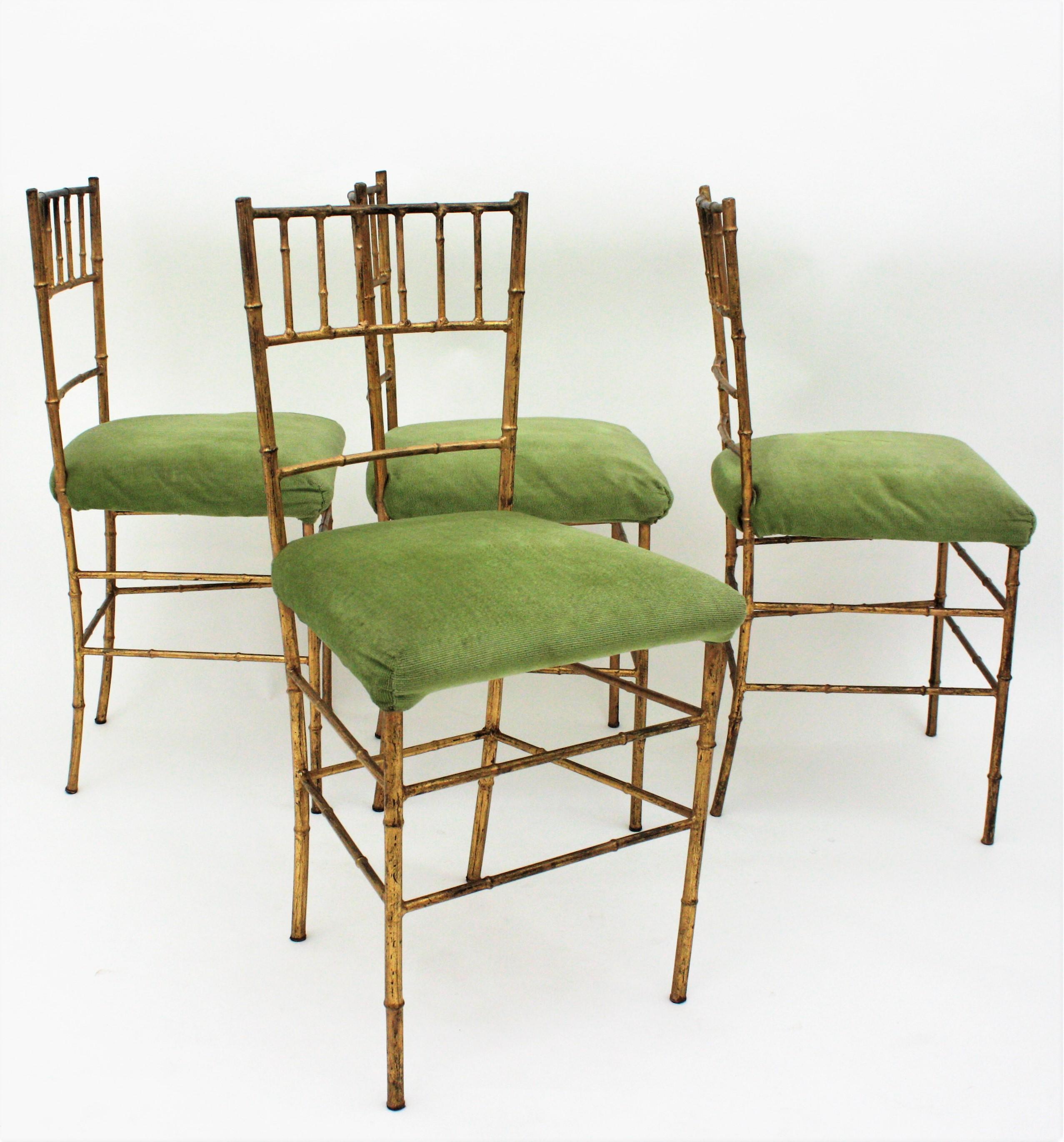 Set aus vier Stühlen aus Kunstbambus aus vergoldetem Eisen (Hollywood Regency) im Angebot