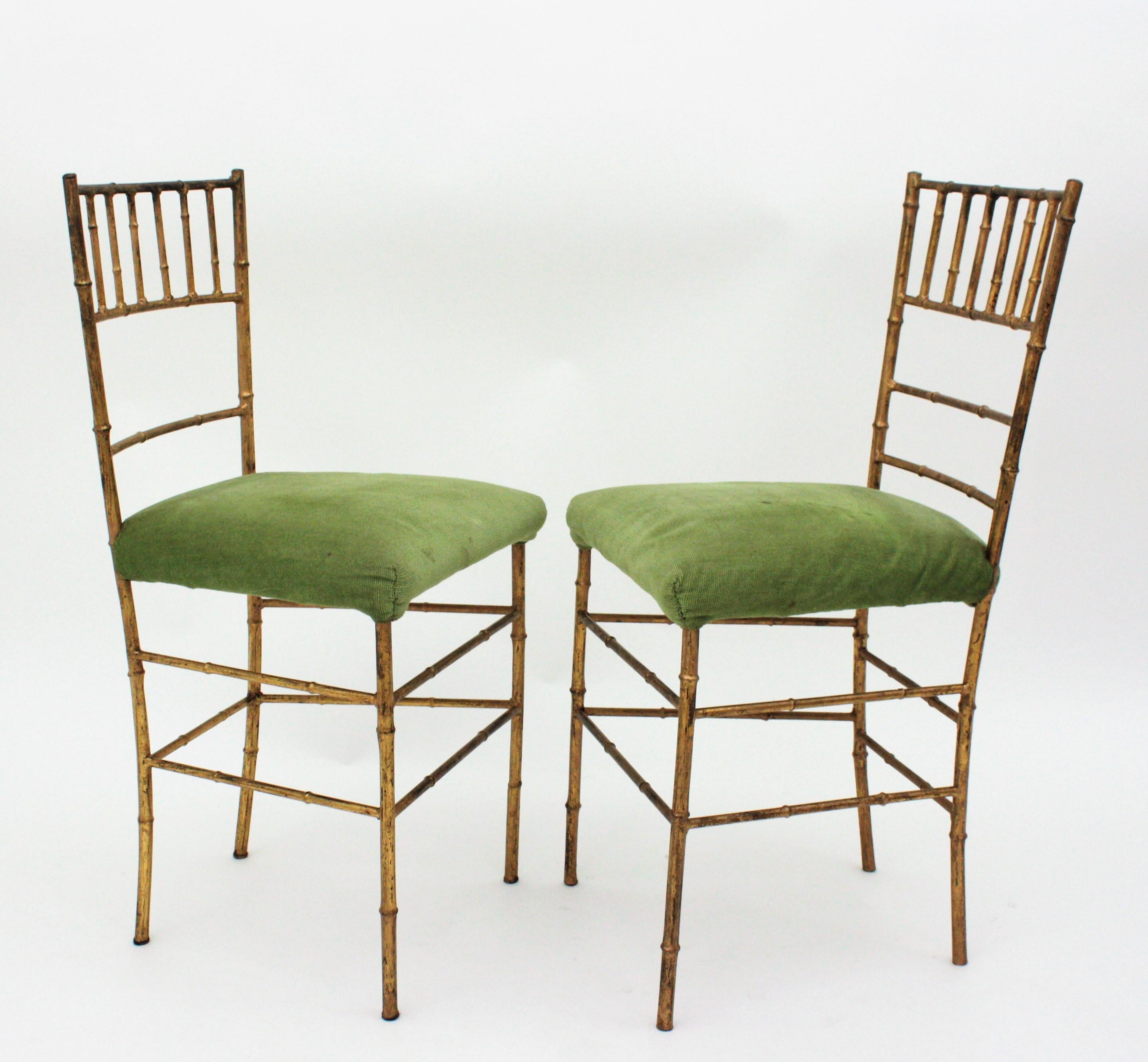 Français Ensemble de quatre chaises en faux bambou et fer doré en vente