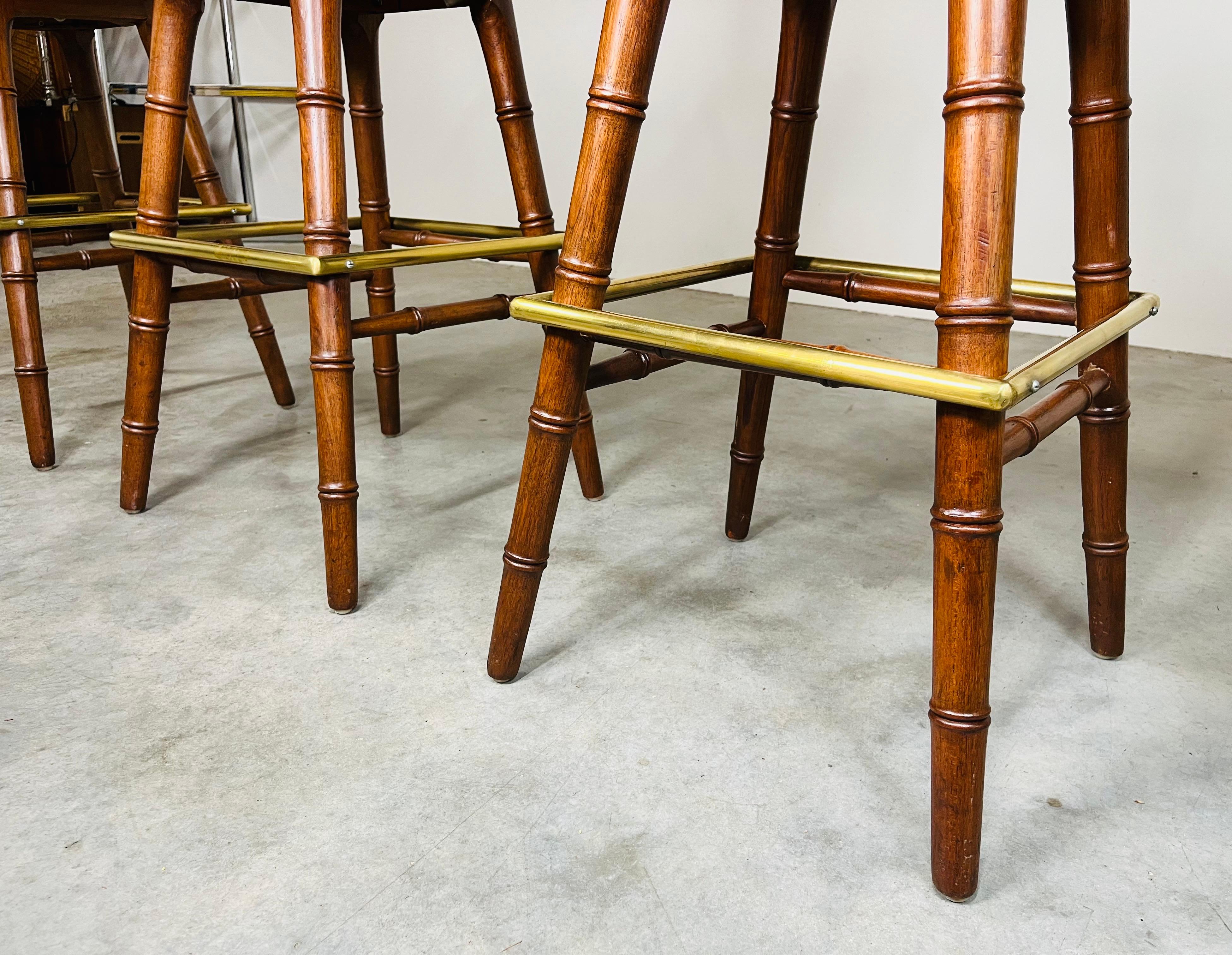 Set of Four Faux Bamboo Mahogany Chinoiserie Asian Style Mid-Century Bar Stools im Angebot 2