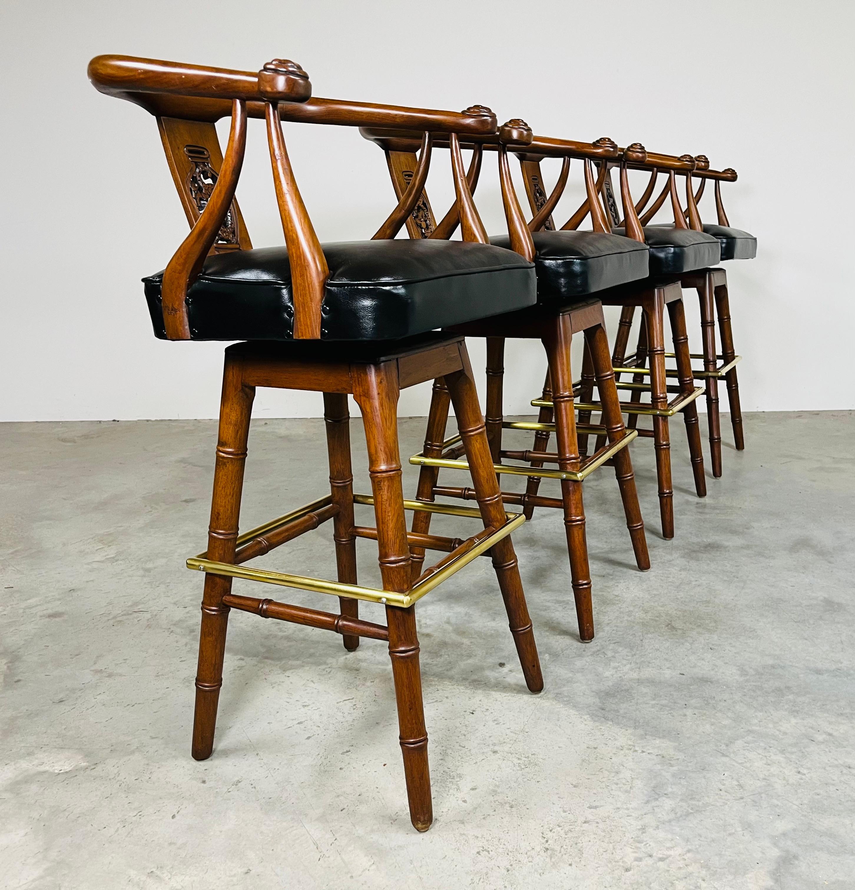 Set of Four Faux Bamboo Mahogany Chinoiserie Asian Style Mid-Century Bar Stools (Chinese Chippendale) im Angebot