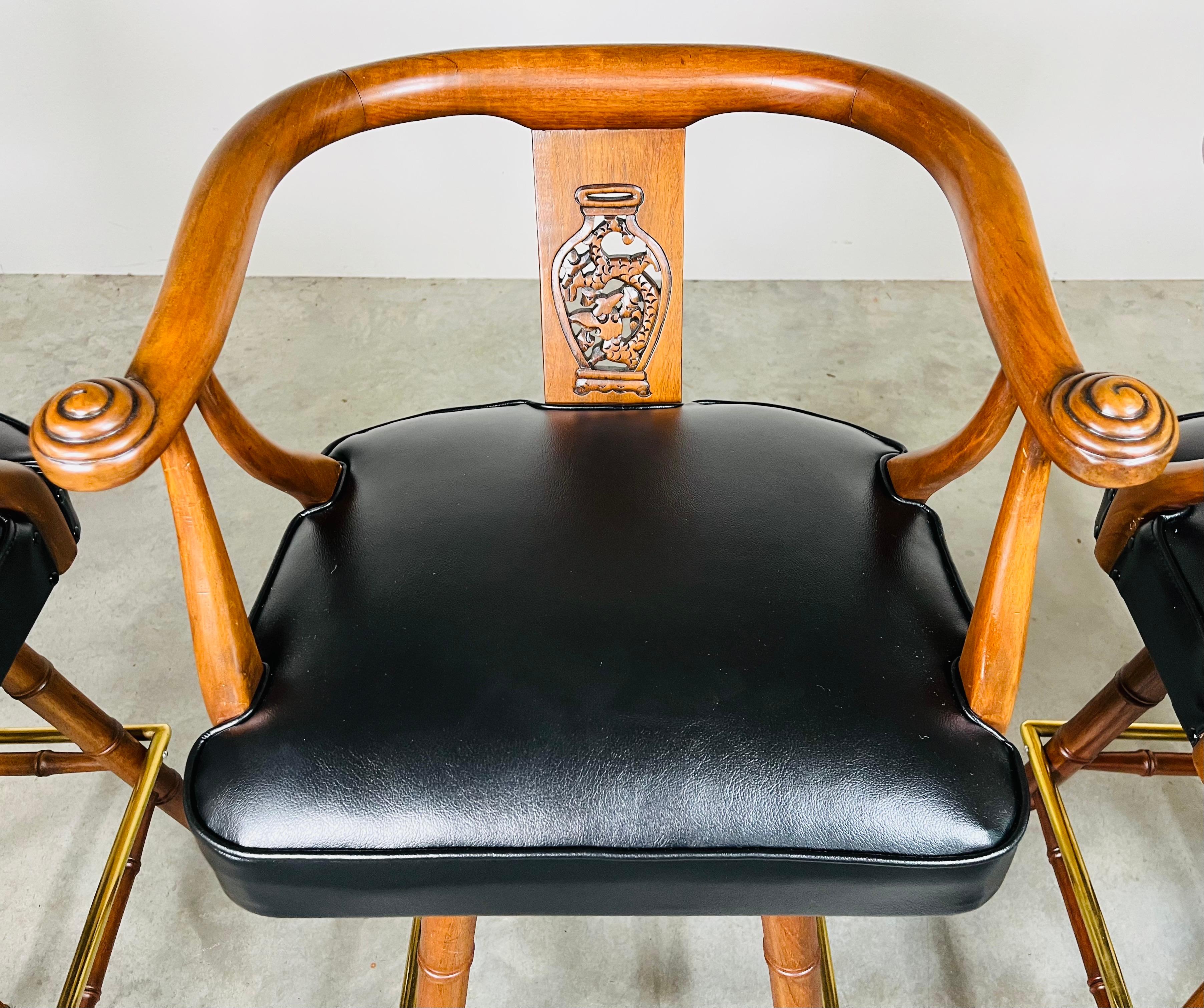 Set of Four Faux Bamboo Mahogany Chinoiserie Asian Style Mid-Century Bar Stools (amerikanisch) im Angebot