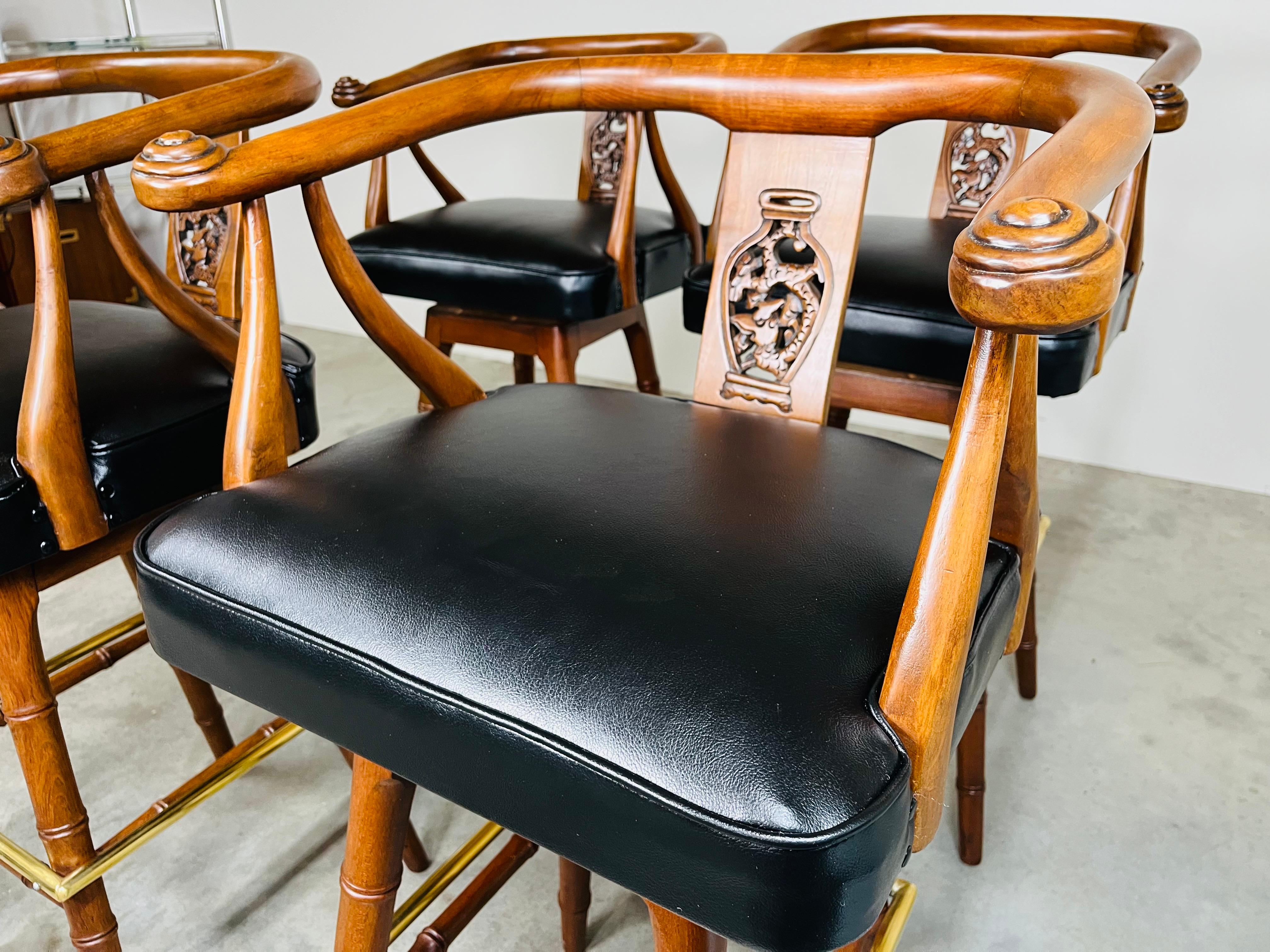 Set of Four Faux Bamboo Mahogany Chinoiserie Asian Style Mid-Century Bar Stools (Handgeschnitzt) im Angebot