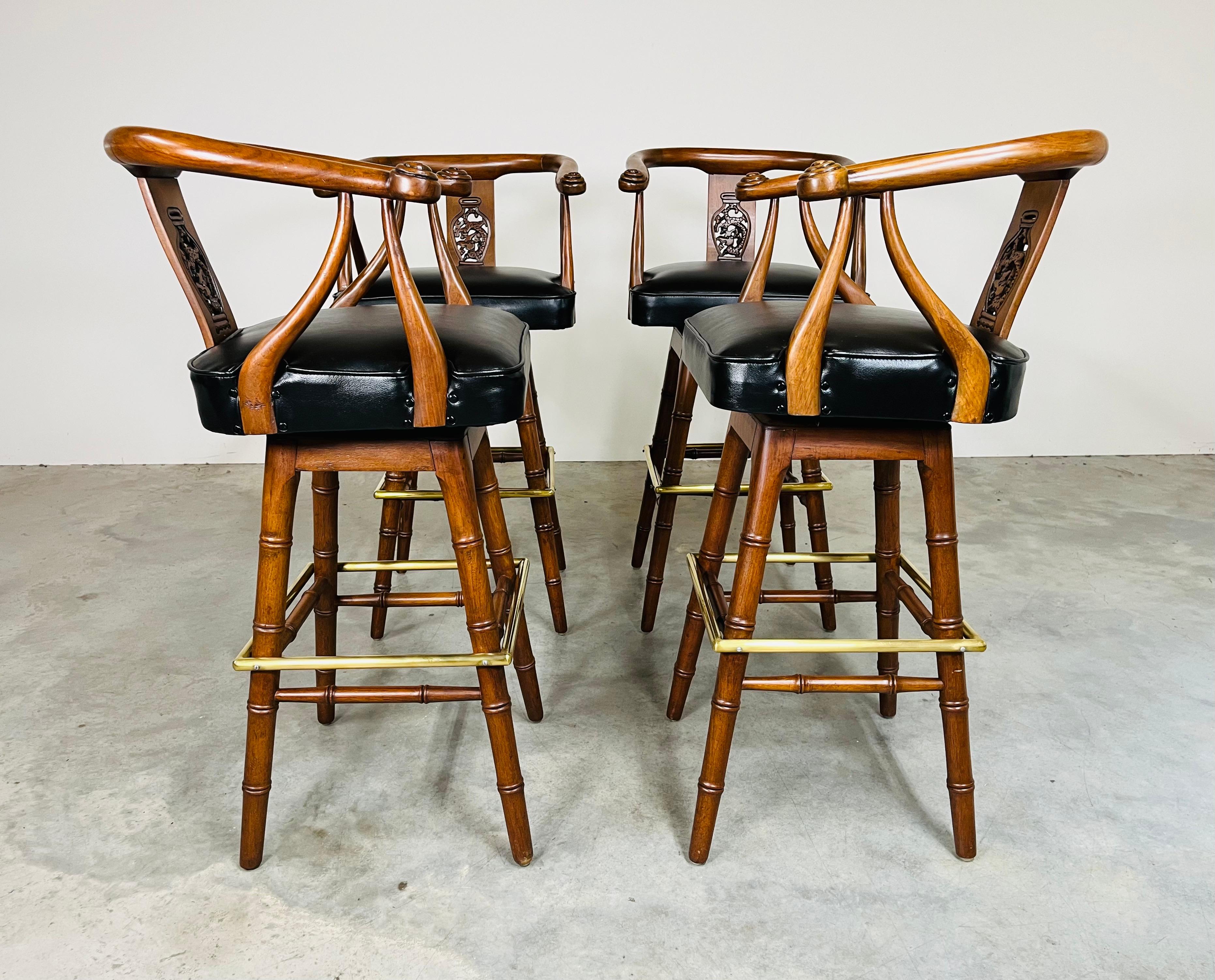 Set of Four Faux Bamboo Mahogany Chinoiserie Asian Style Mid-Century Bar Stools (20. Jahrhundert) im Angebot