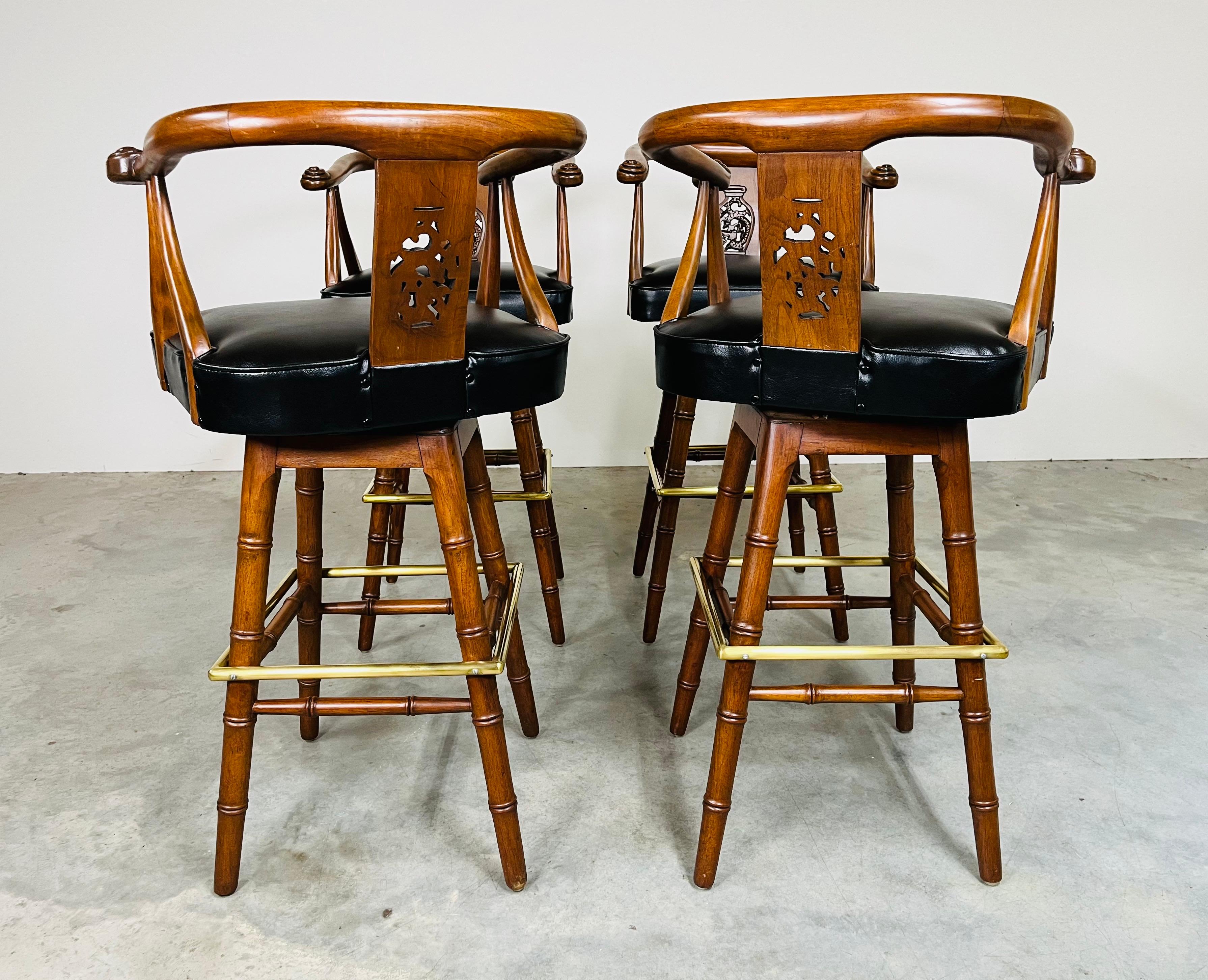 Set of Four Faux Bamboo Mahogany Chinoiserie Asian Style Mid-Century Bar Stools (Messing) im Angebot