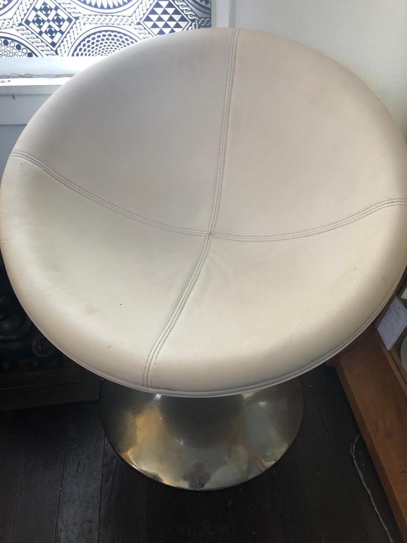 Set of Four Faux Leather Swivel Chairs and Polished Metal For Sale 3