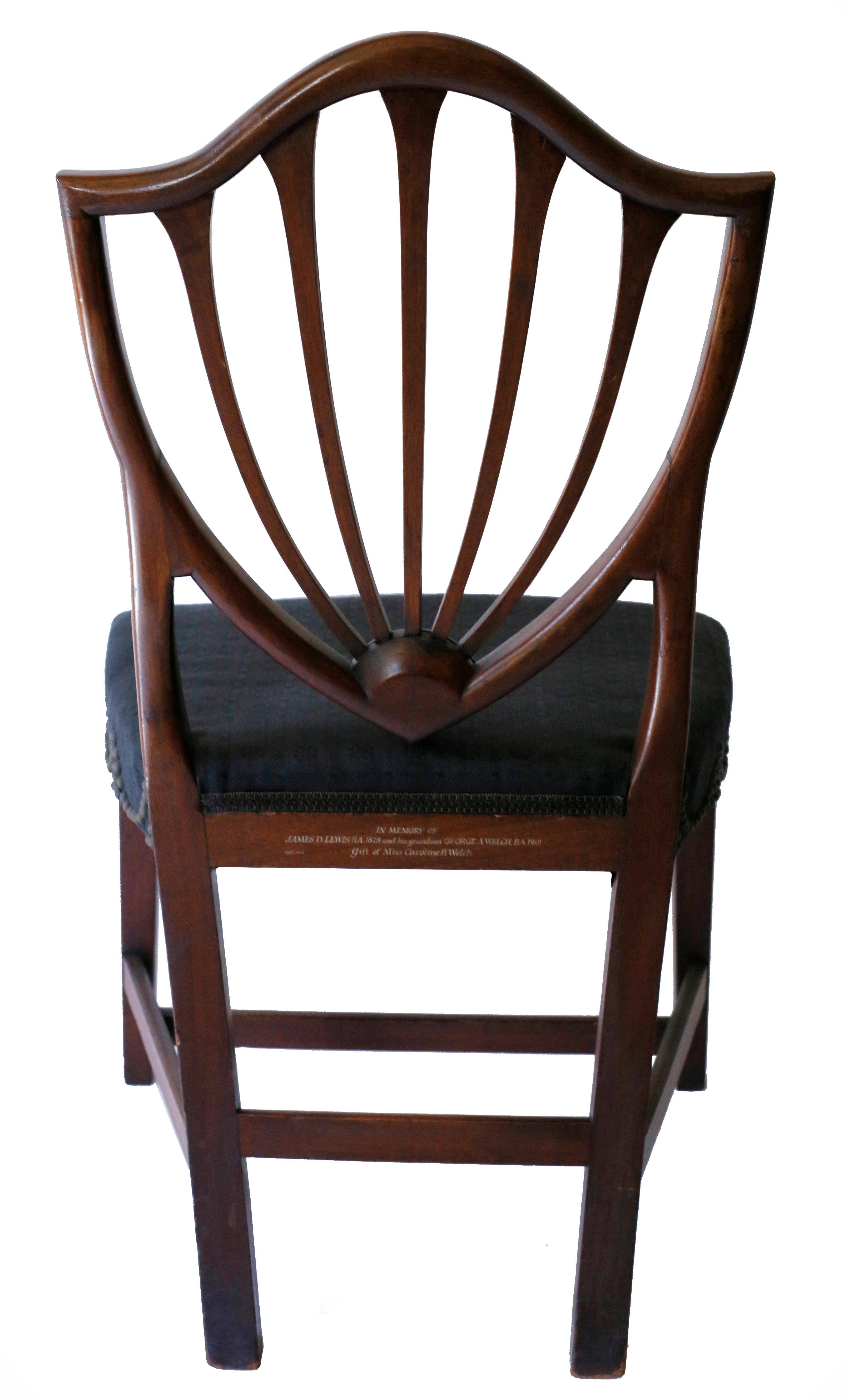 Set of Four Federal Shieldback American Hepplewhite Chairs In Good Condition In Brooklyn, NY