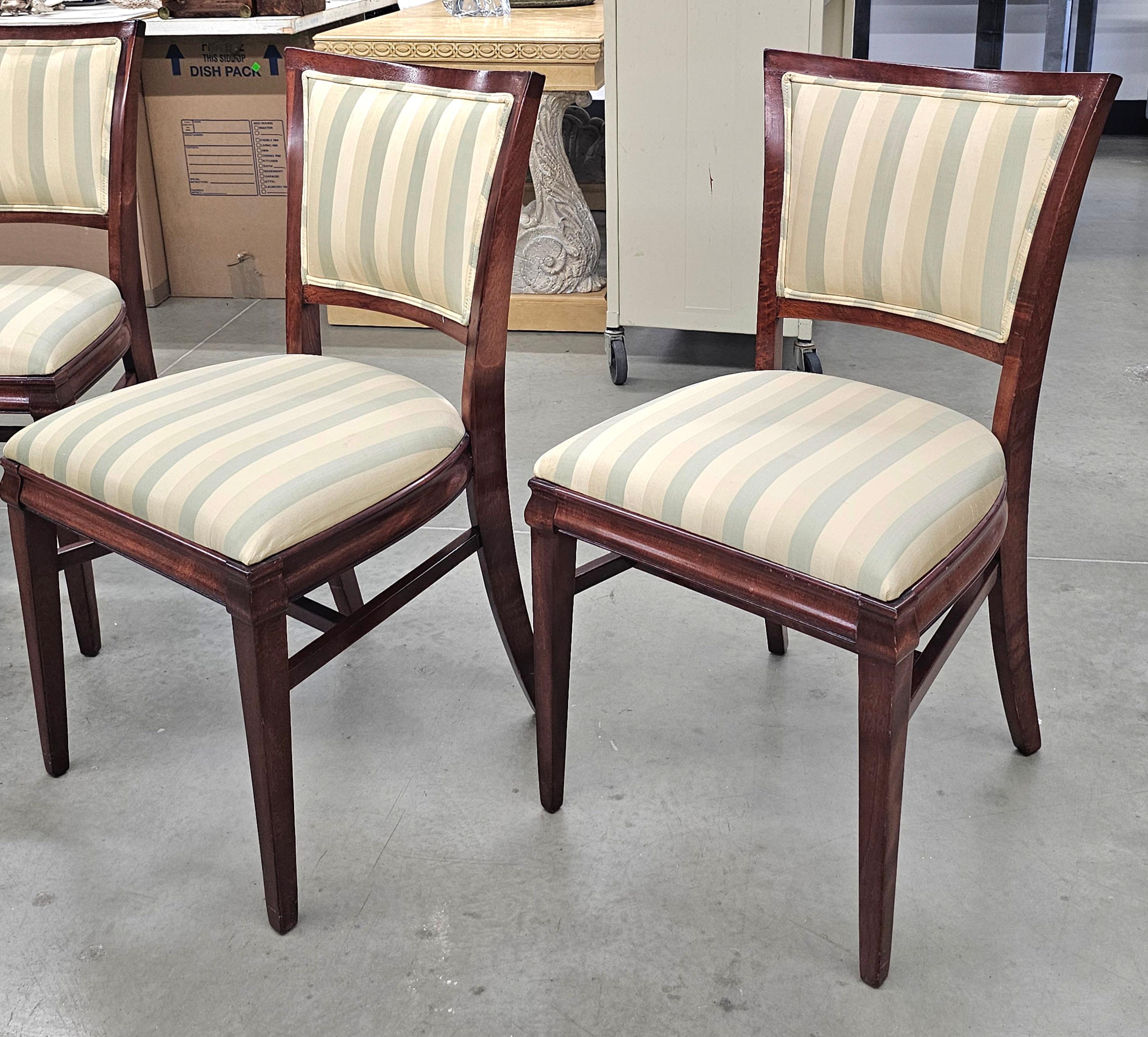 XX secolo Set of Four Federal Style Mahogany Upholstered Dining Chairs in vendita