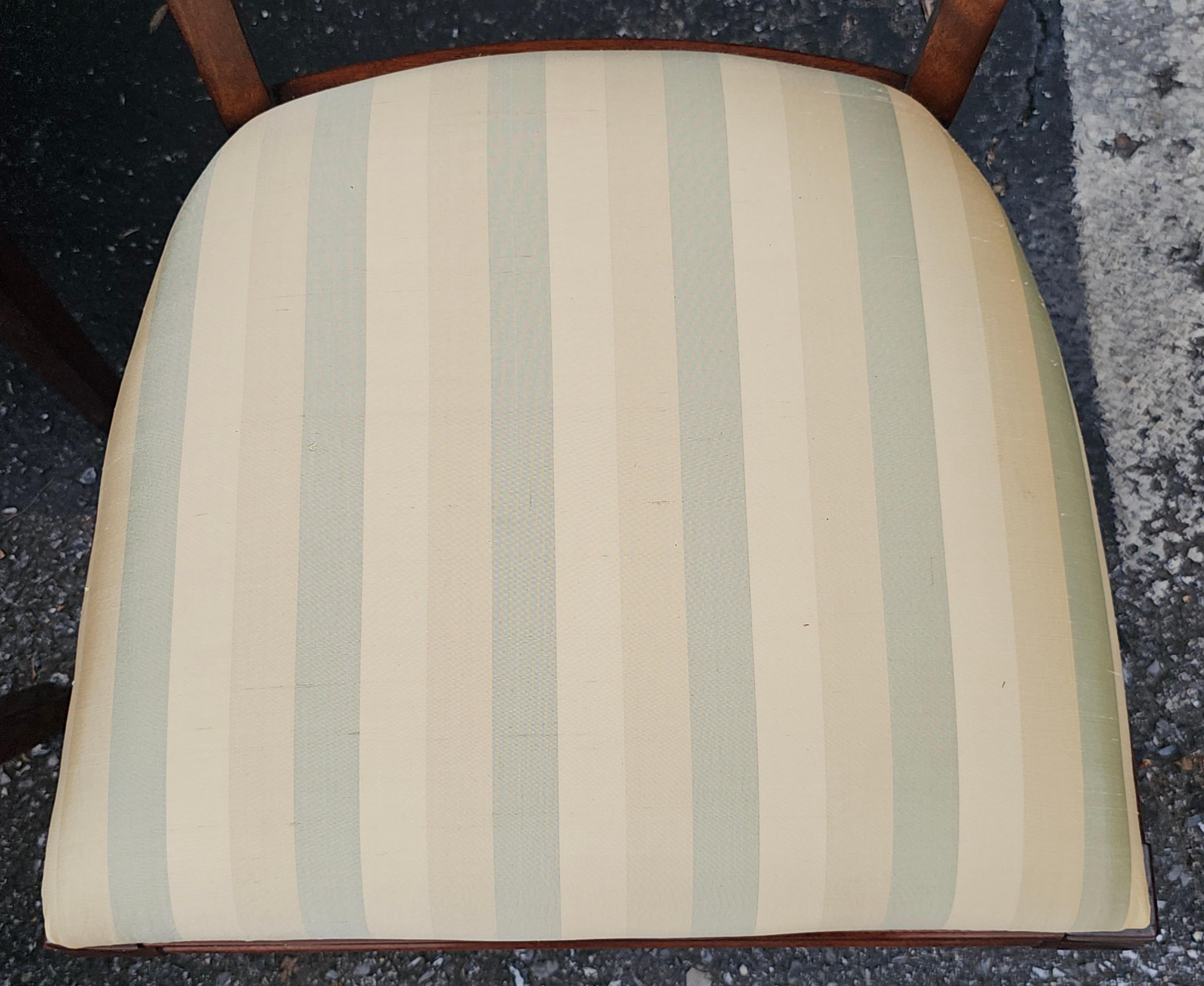 Mordenzato Set of Four Federal Style Solid Mahogany Upholstered Dining Chairs, Refinished in vendita