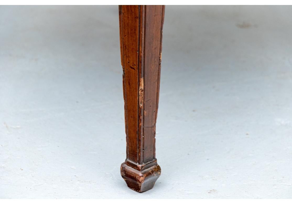 Un bel set di poltrone dell'inizio del XIX secolo, forse scozzesi, con forme raffinate che includono un'interessante spalliera, braccioli a serpentina, decorazione a fiore e cornice intagliata e gambe affusolate con piede a piolo. Di ottima fattura