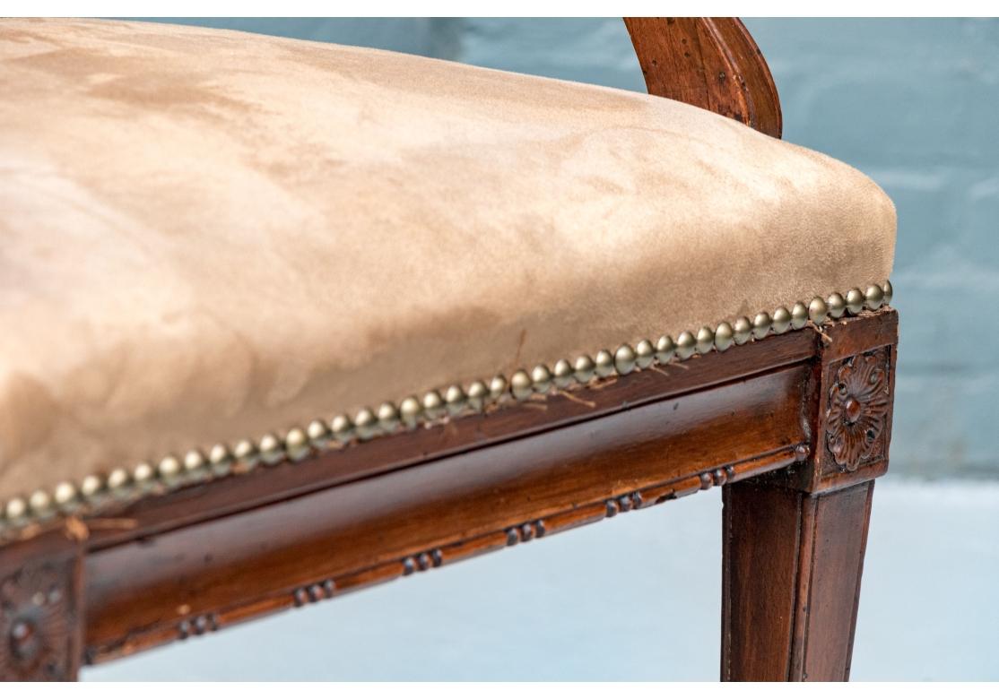 Set di quattro raffinate poltrone europee In condizioni deteriorate in vendita a Bridgeport, CT