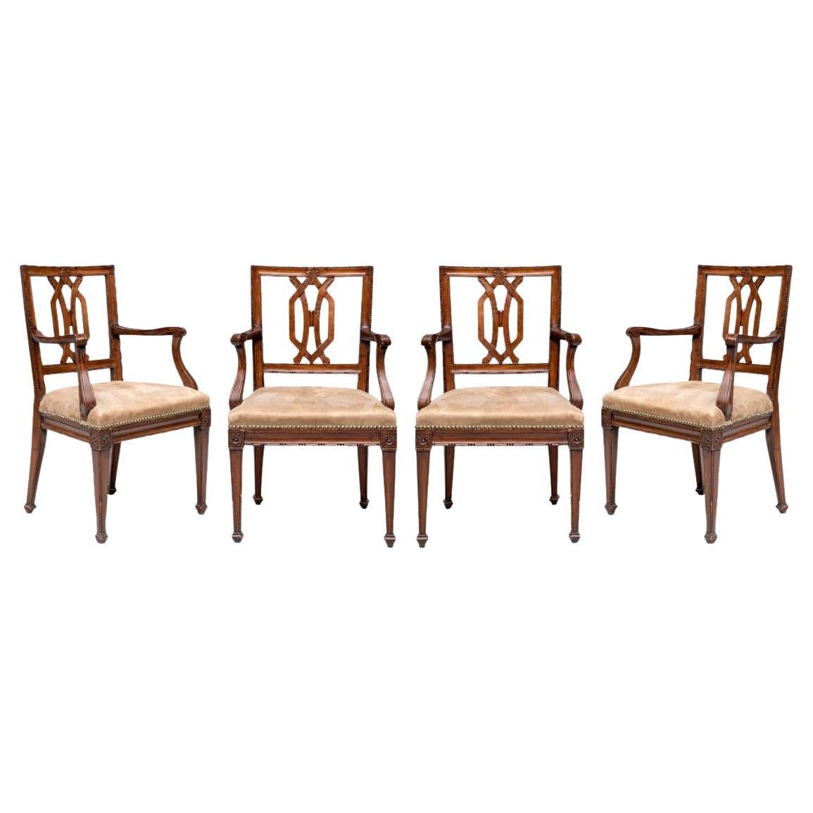 Ensemble de quatre chaises à bras européennes