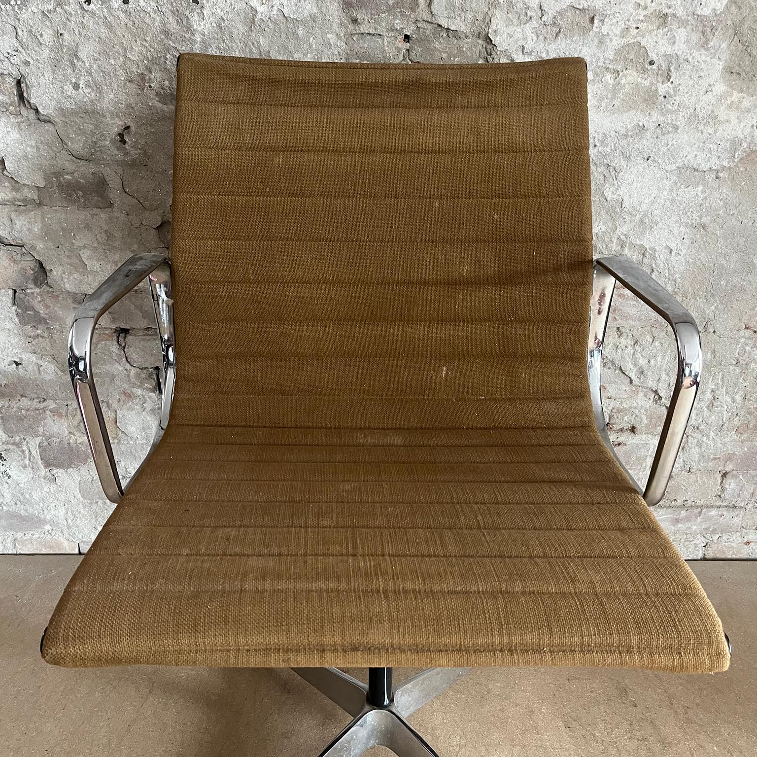 Set of Four First Chrome Base EA 107, Brown Hopsack Upholstery by Herman Miller en vente 6