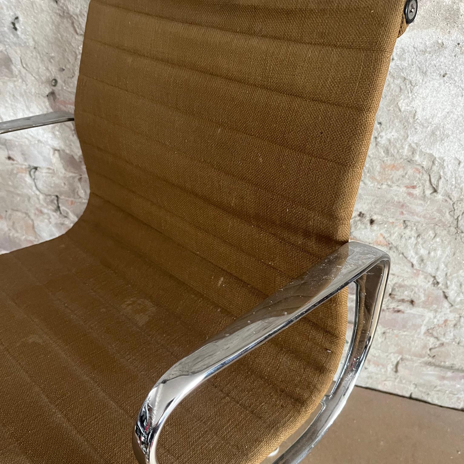 Set of Four First Chrome Base EA 107, Brown Hopsack Upholstery by Herman Miller en vente 7