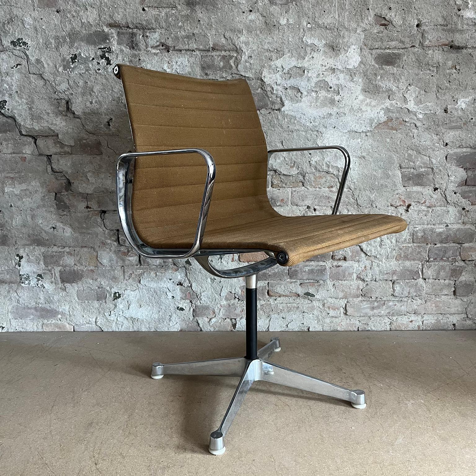 Ensemble de quatre EA 107 en tapisserie d'ameublement marron par Herman Miller. Les chaises présentent quelques traces d'utilisation, comme des taches sur le revêtement et la chaise des dernières photos présente des dommages sur l'arrière du