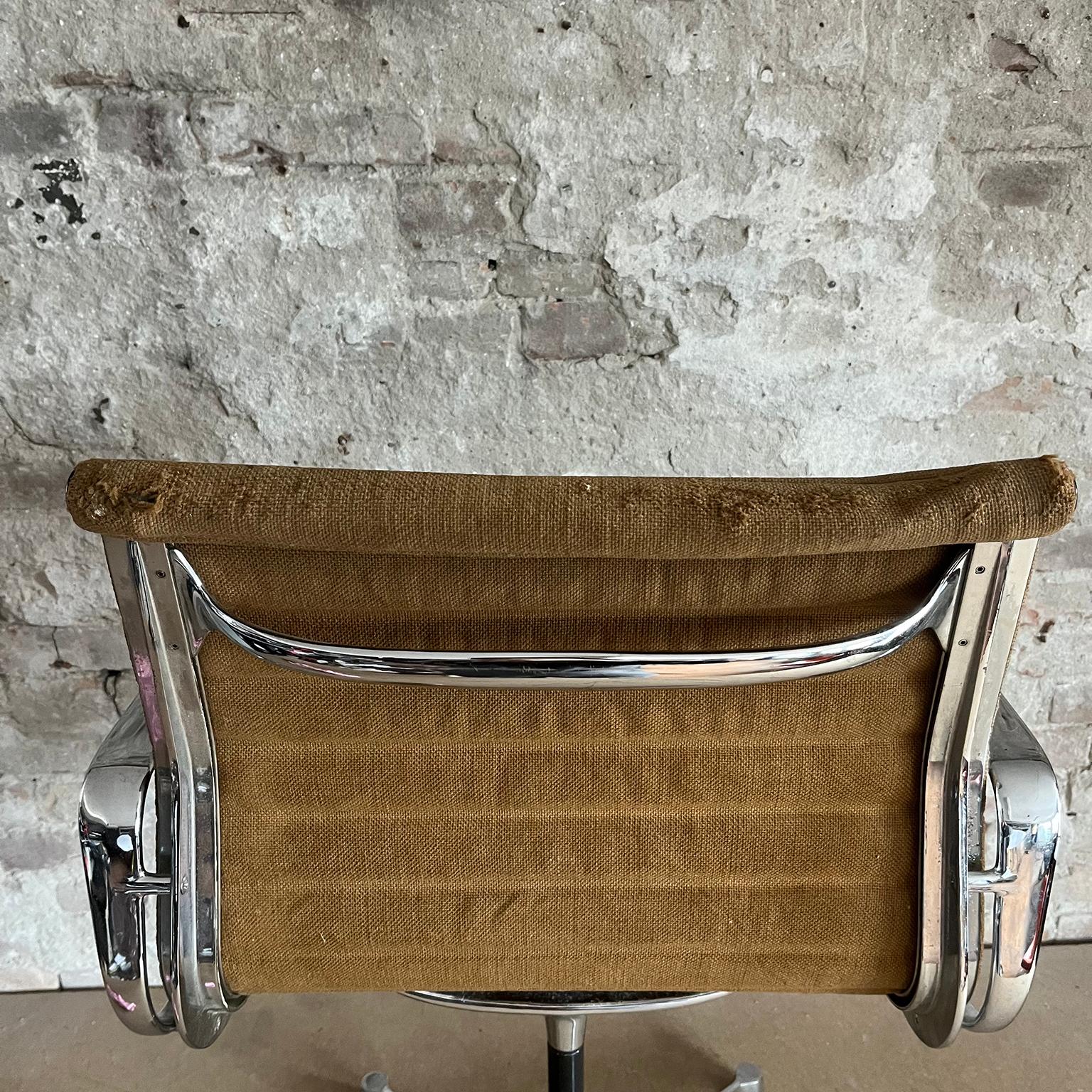Set of Four First Chrome Base EA 107, Brown Hopsack Upholstery by Herman Miller en vente 13