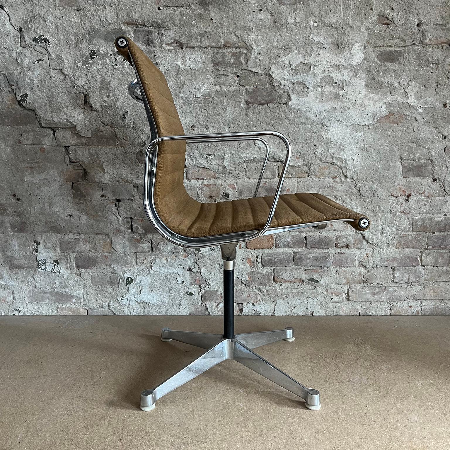 Mid-Century Modern Set of Four First Chrome Base EA 107, Brown Hopsack Upholstery by Herman Miller en vente