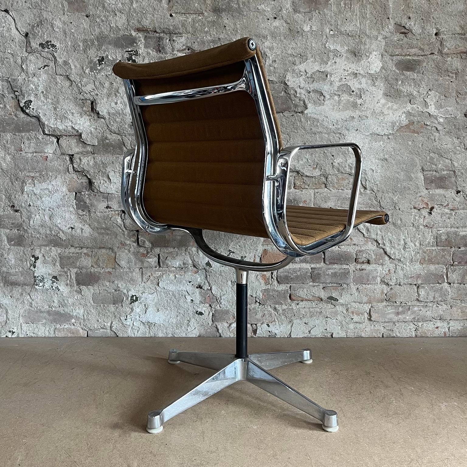 Centraméricain Set of Four First Chrome Base EA 107, Brown Hopsack Upholstery by Herman Miller en vente