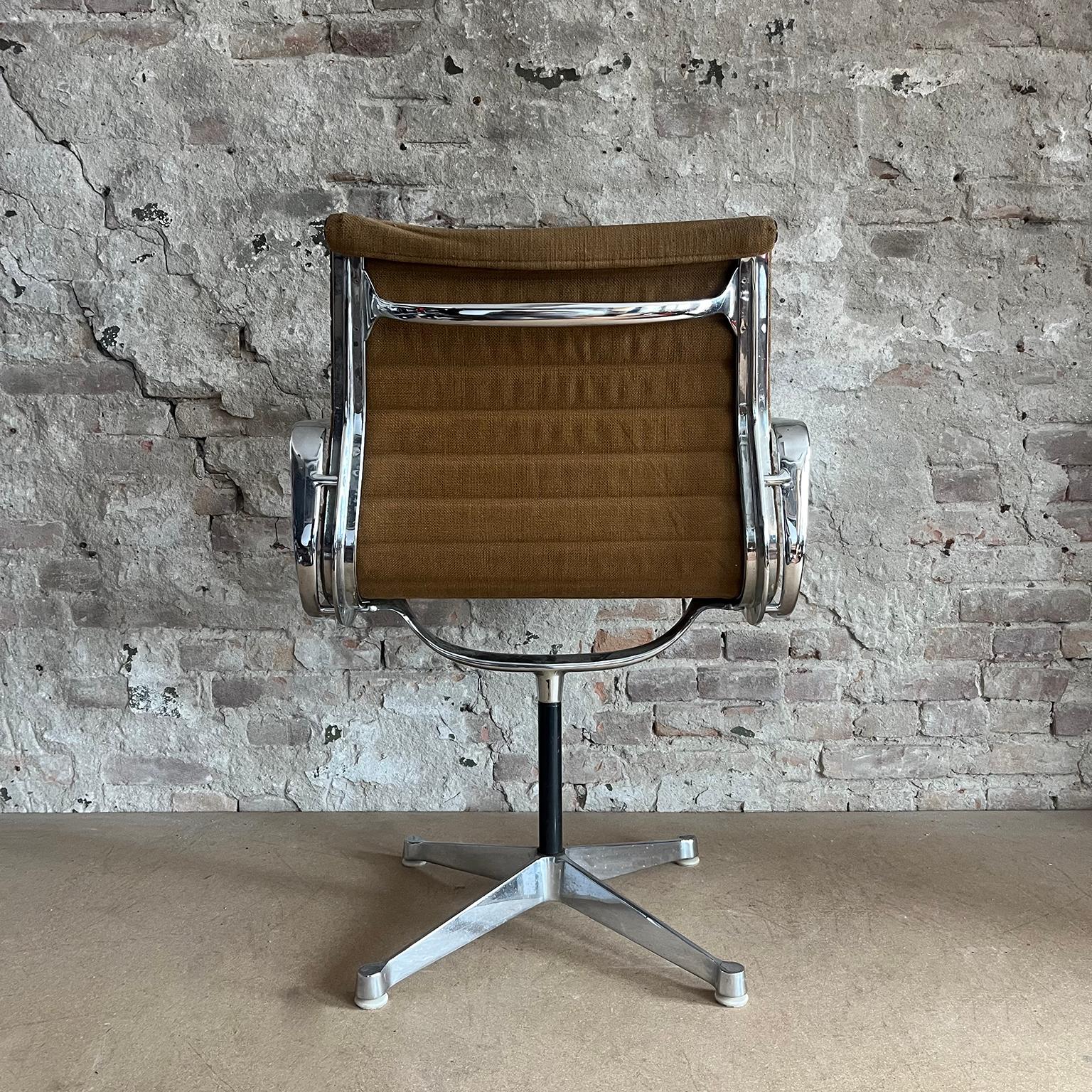 Set of Four First Chrome Base EA 107, Brown Hopsack Upholstery by Herman Miller Bon état - En vente à Amsterdam IJMuiden, NL