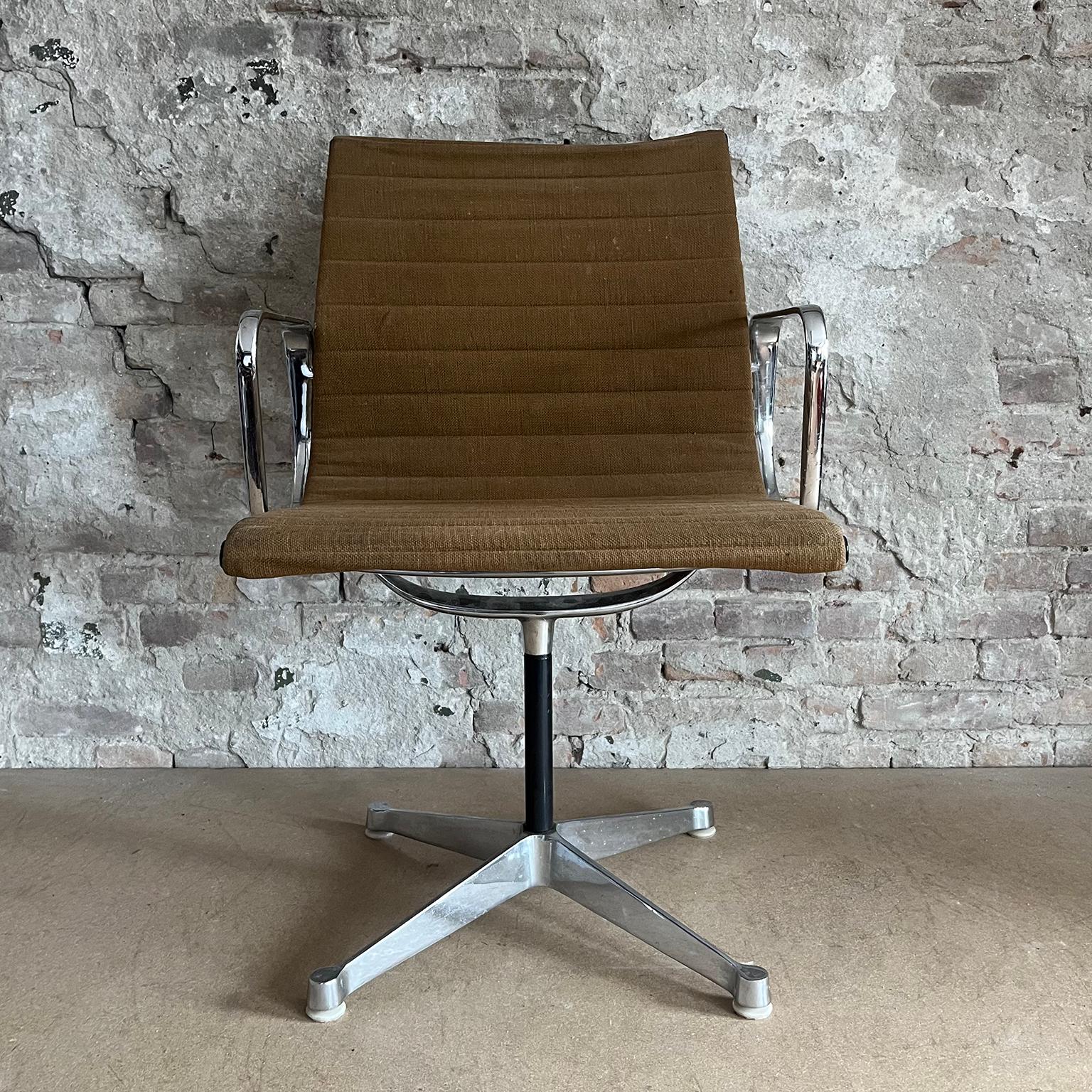 Milieu du XXe siècle Set of Four First Chrome Base EA 107, Brown Hopsack Upholstery by Herman Miller en vente