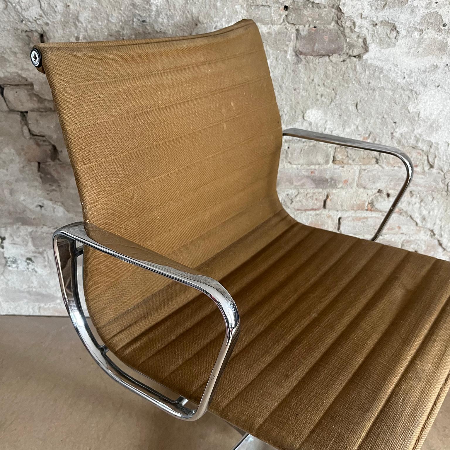 Métal Set of Four First Chrome Base EA 107, Brown Hopsack Upholstery by Herman Miller en vente