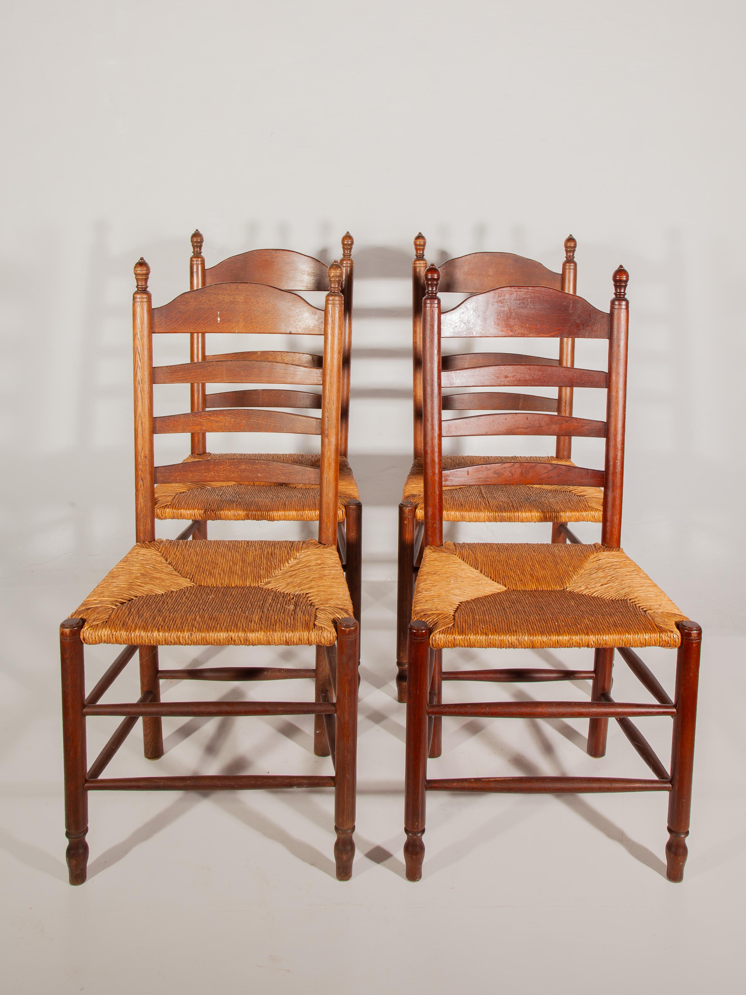Set di quattro sedie da pranzo con schienale a scaletta in Oak e giunco in stile country fiammingo, anni '50 in vendita 2