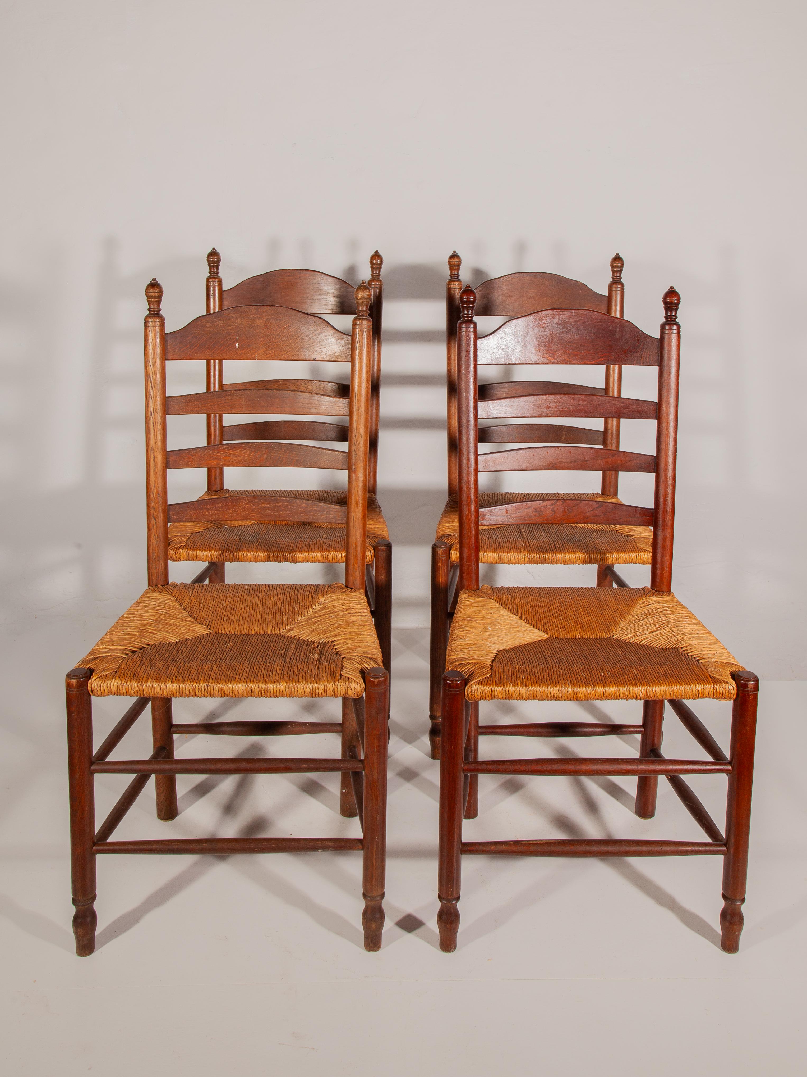 Set di quattro sedie da pranzo con schienale a scaletta in Oak e giunco in stile country fiammingo, anni '50 in vendita 3