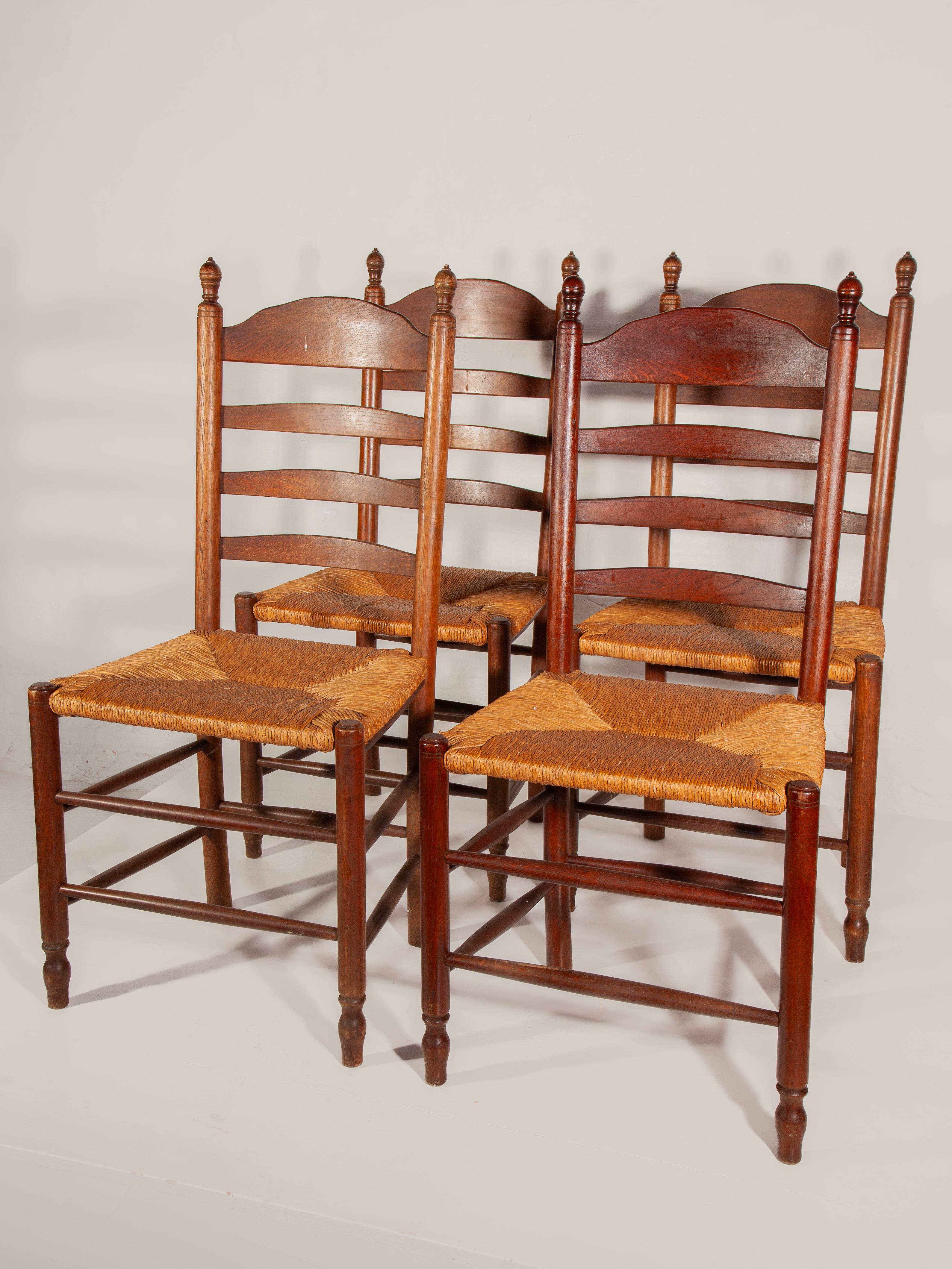 Set di quattro sedie da pranzo con schienale a scaletta in Oak e giunco in stile country fiammingo, anni '50 in vendita 5