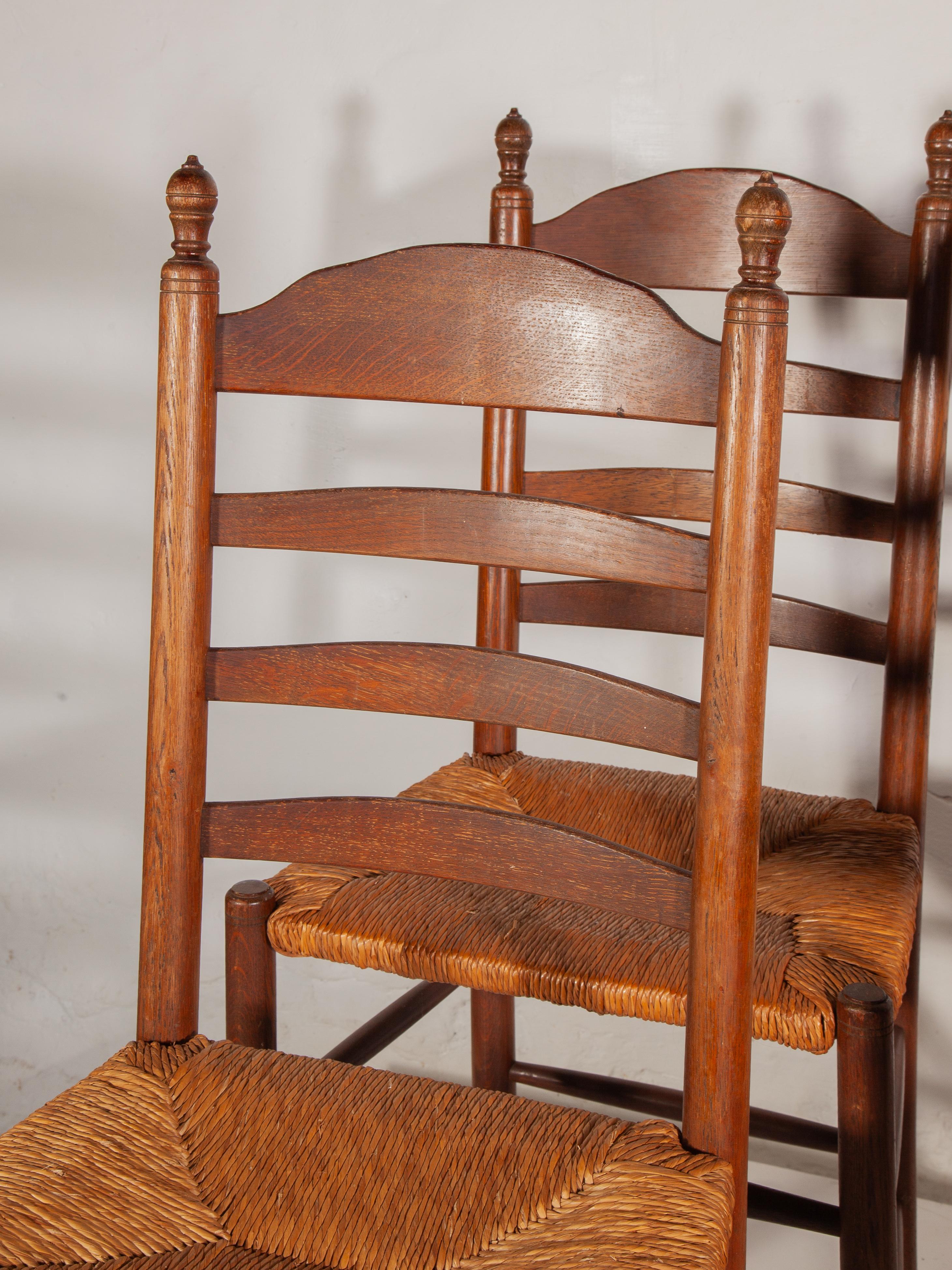 Set di quattro sedie da pranzo con schienale a scaletta in Oak e giunco in stile country fiammingo, anni '50 in vendita 6