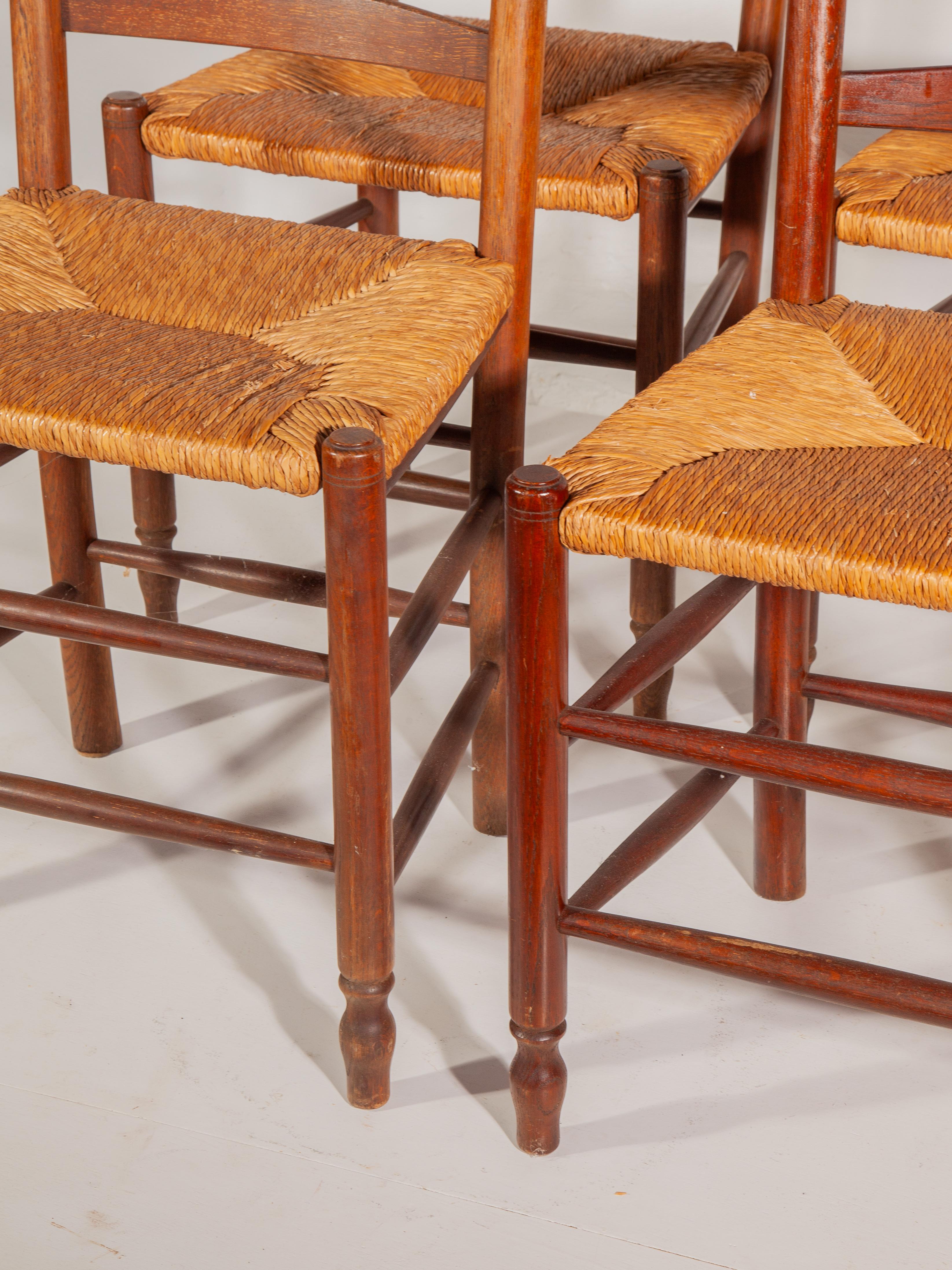 Set di quattro sedie da pranzo con schienale a scaletta in Oak e giunco in stile country fiammingo, anni '50 in vendita 8