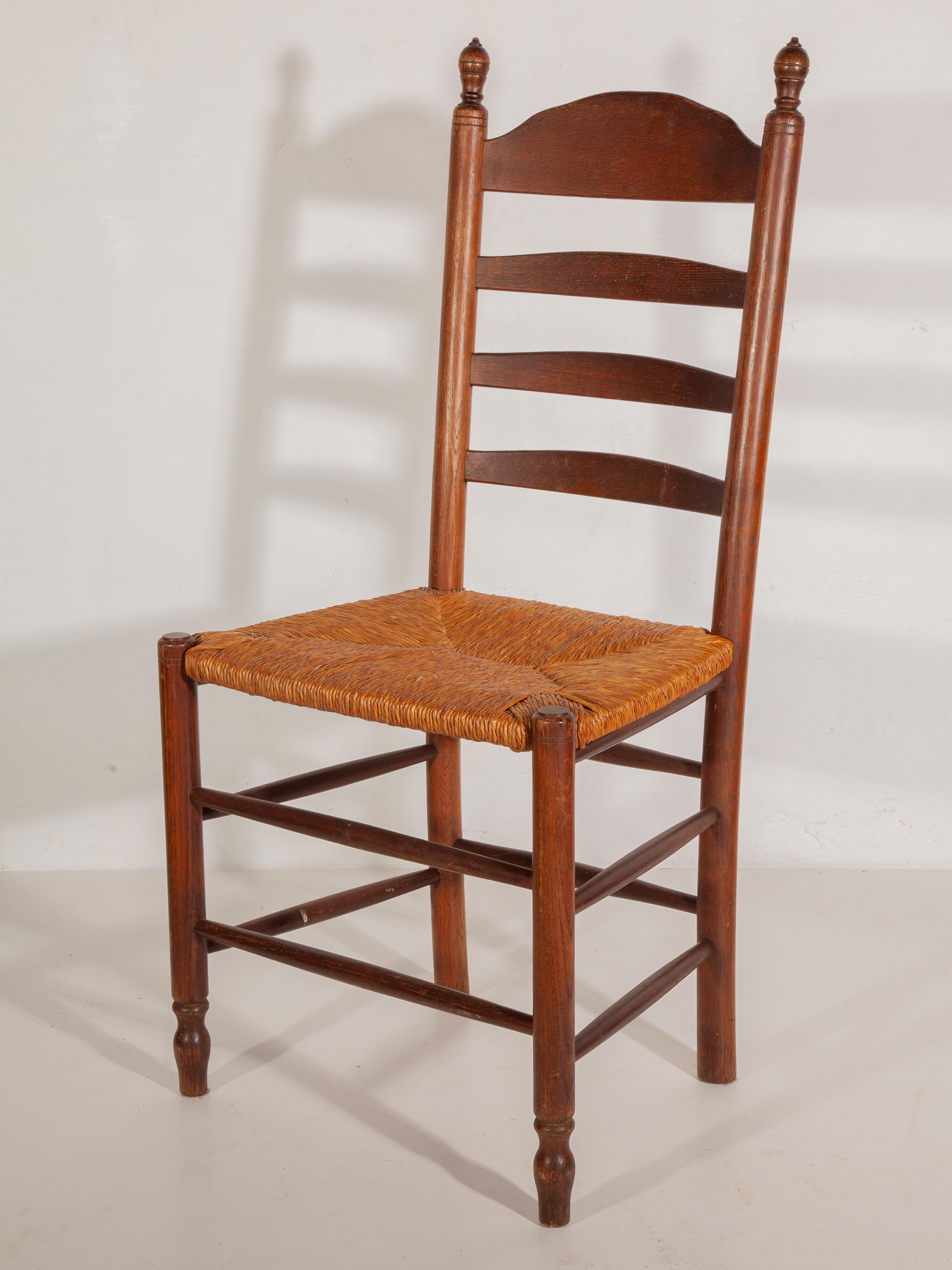 Country Set di quattro sedie da pranzo con schienale a scaletta in Oak e giunco in stile country fiammingo, anni '50 in vendita